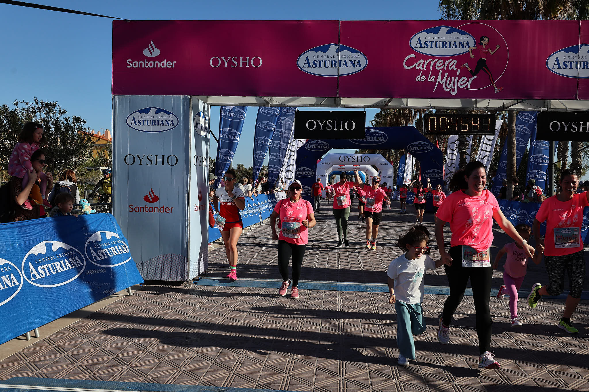 Las mejores fotos de la Carrera de la Mujer Central Lechera Asturiana de Valencia 2024. 0753