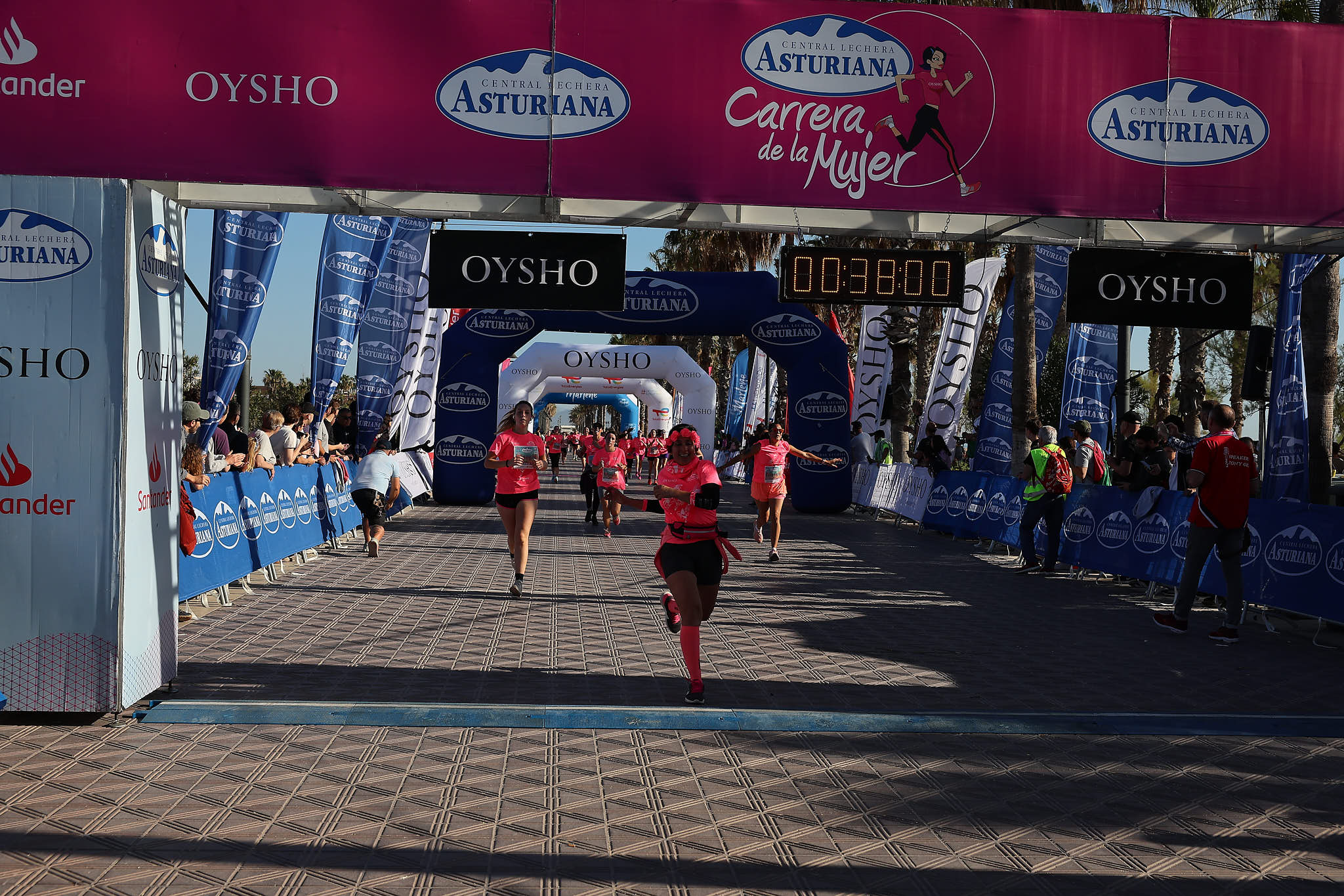 Las mejores fotos de la Carrera de la Mujer Central Lechera Asturiana de Valencia 2024. 0491