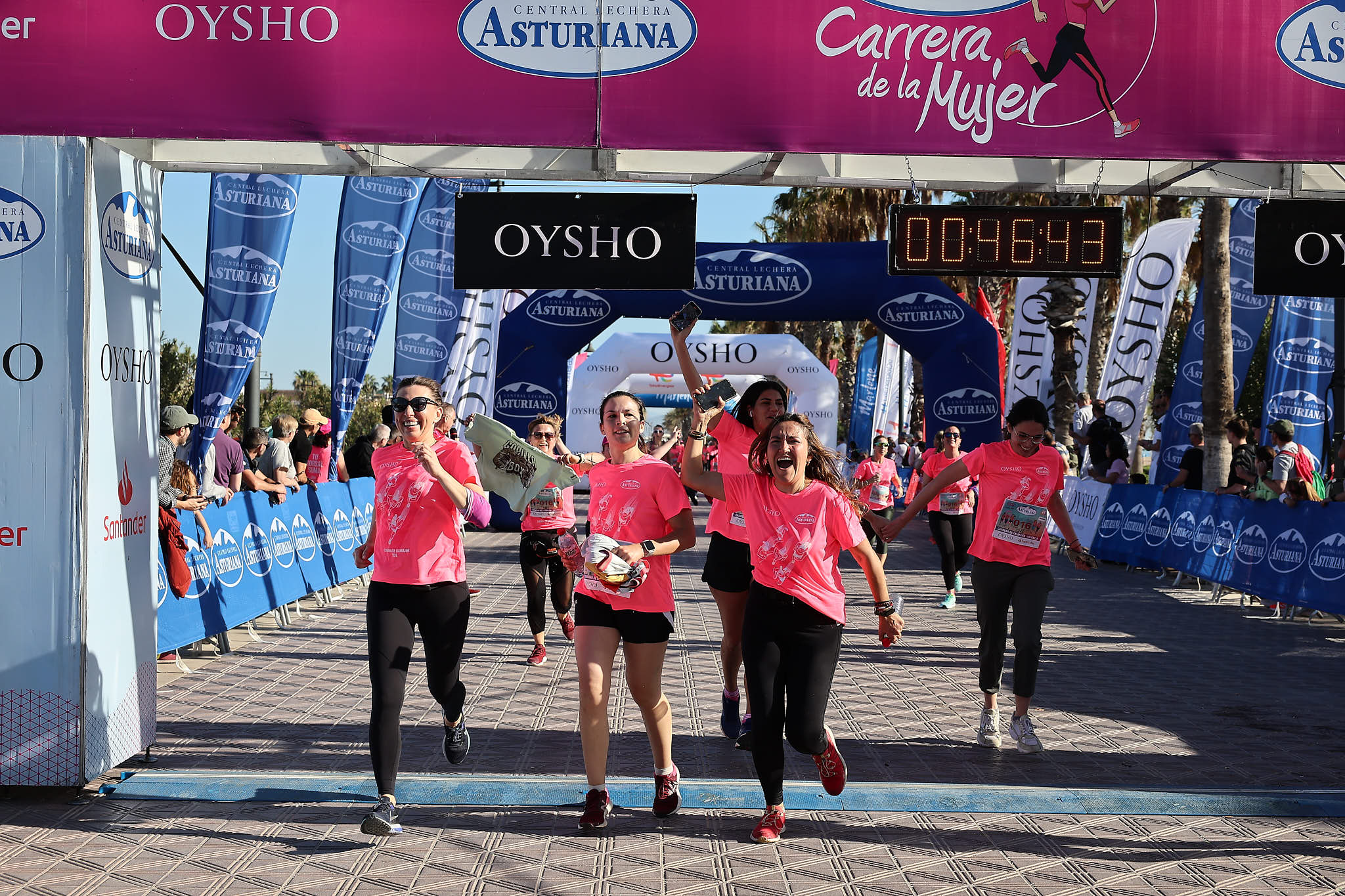 Las mejores fotos de la Carrera de la Mujer Central Lechera Asturiana de Valencia 2024. 0797