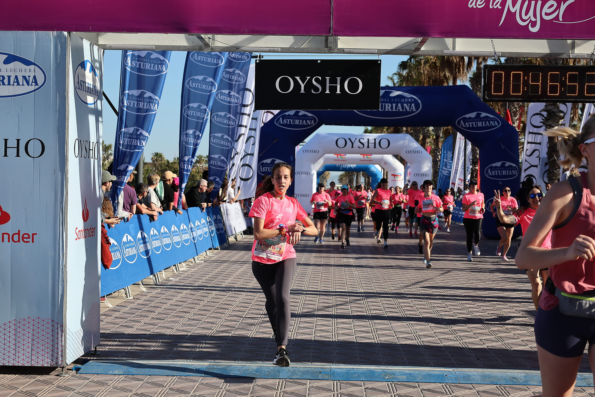 Las mejores fotos de la Carrera de la Mujer Central Lechera Asturiana de Valencia 2024. 0804