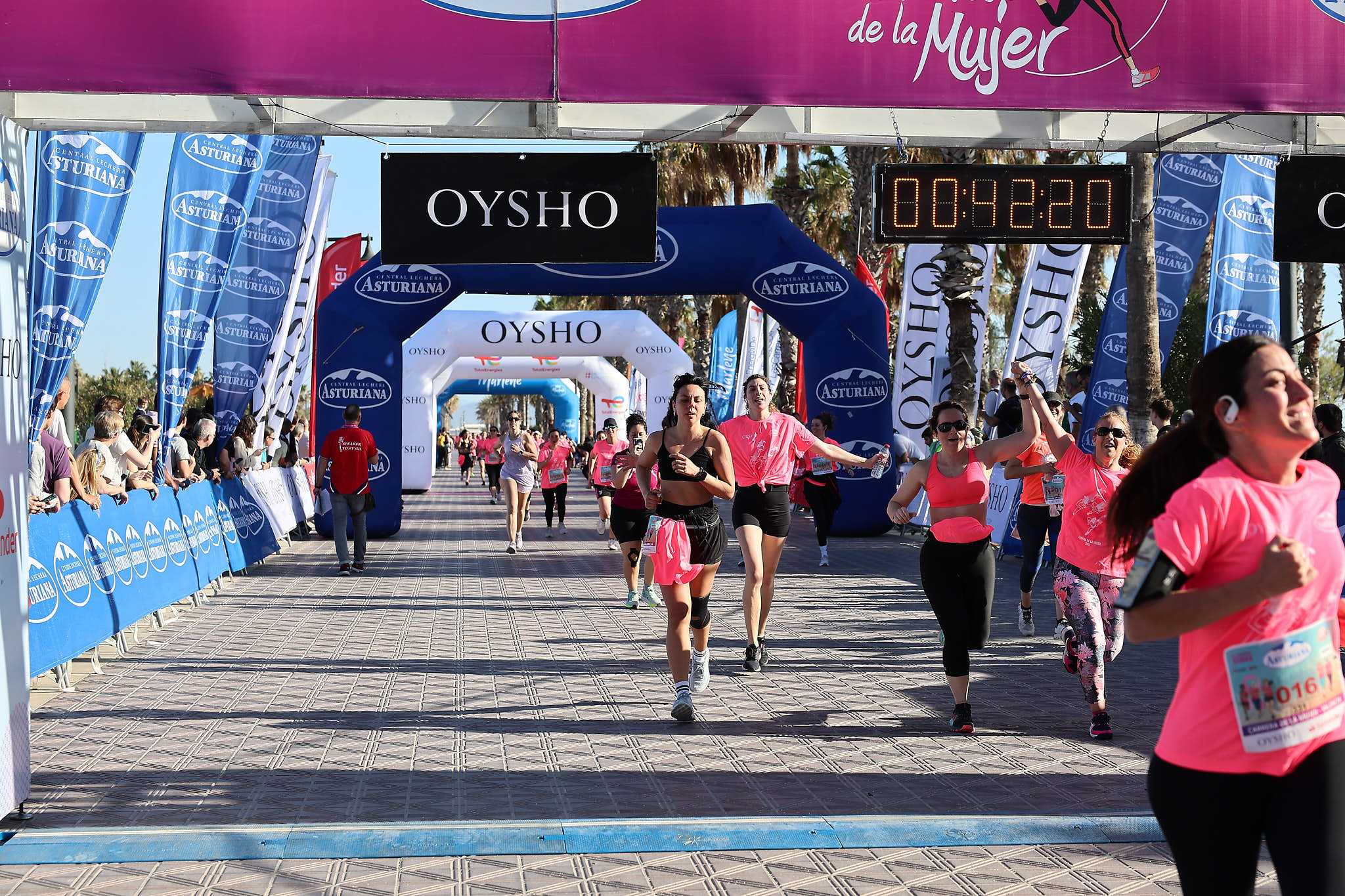 Las mejores fotos de la Carrera de la Mujer Central Lechera Asturiana de Valencia 2024. 0649