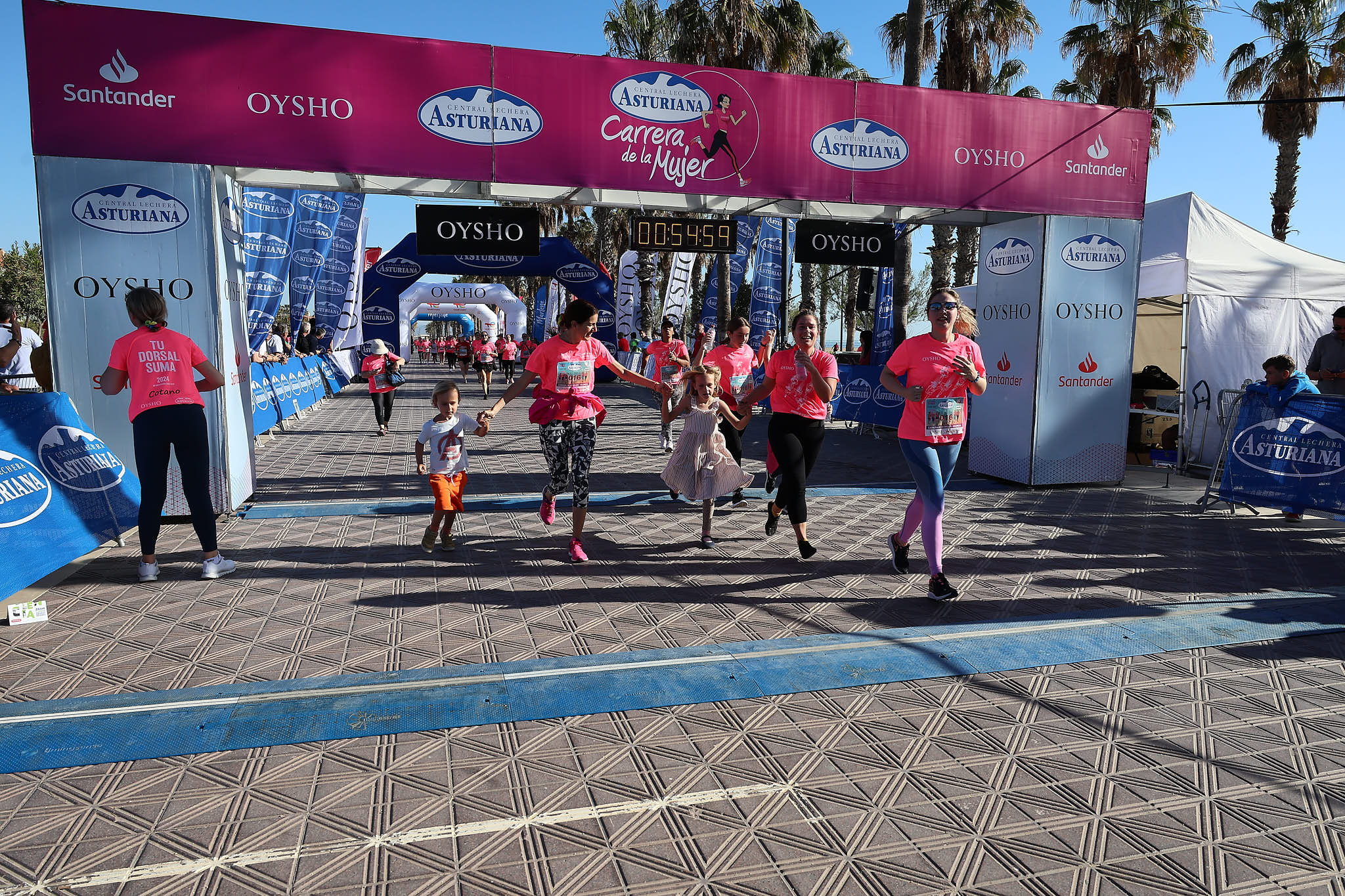 Las mejores fotos de la Carrera de la Mujer Central Lechera Asturiana de Valencia 2024. 0987