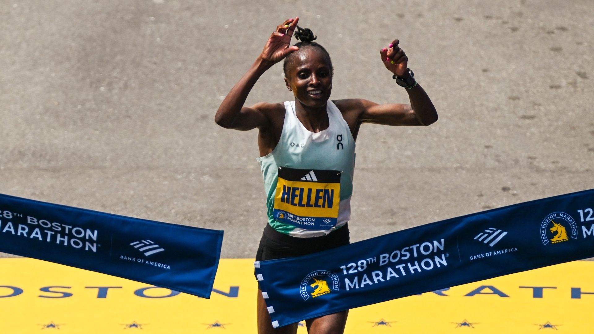 Hellen Obiri triunfando en el Maratón de Boston 2024, donde ha conseguido su segundo triunfo consecutivo.