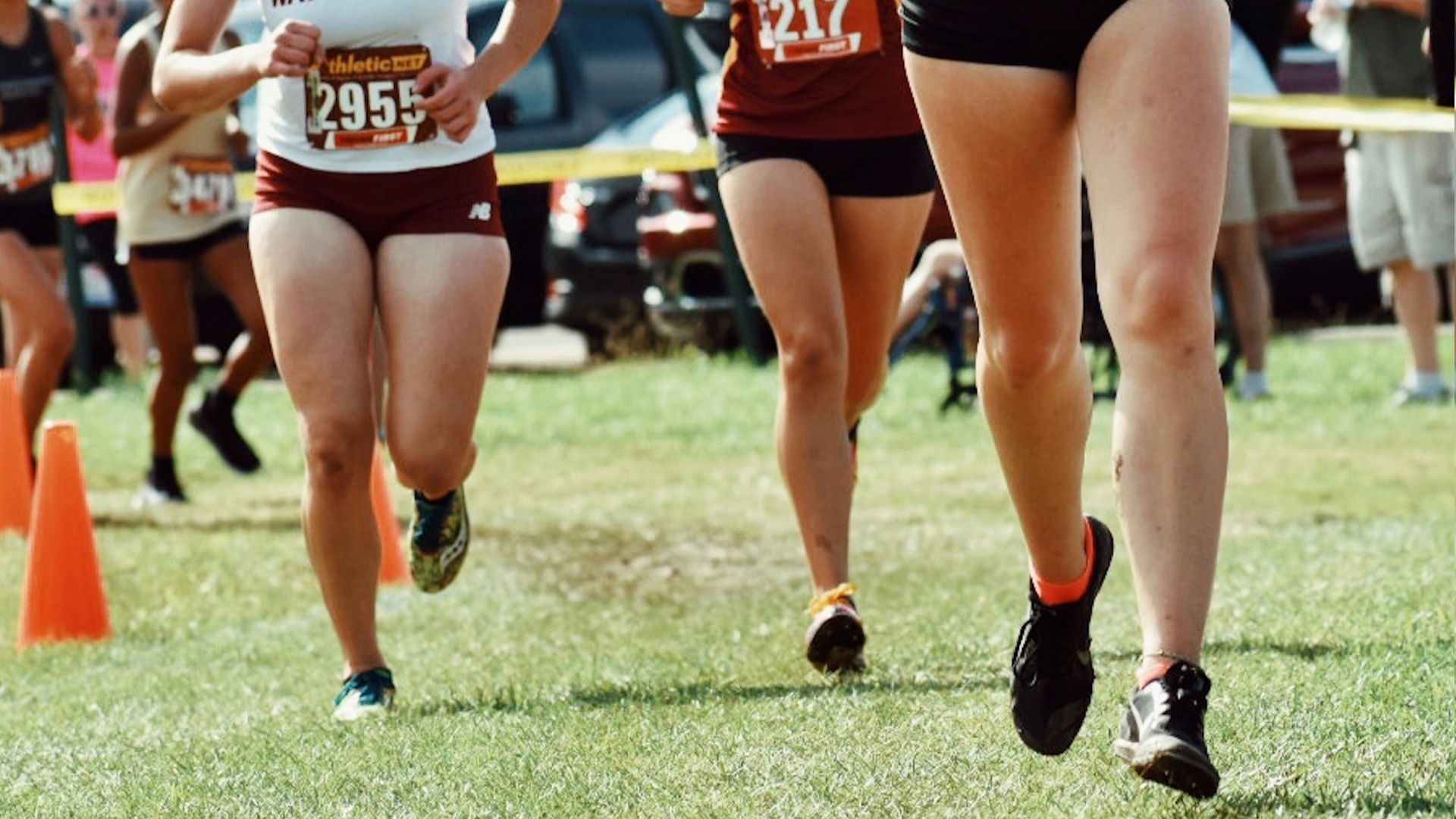 Varias corredoras en una competición colegial en Estados Unidos. LEAH HETTEBERG.