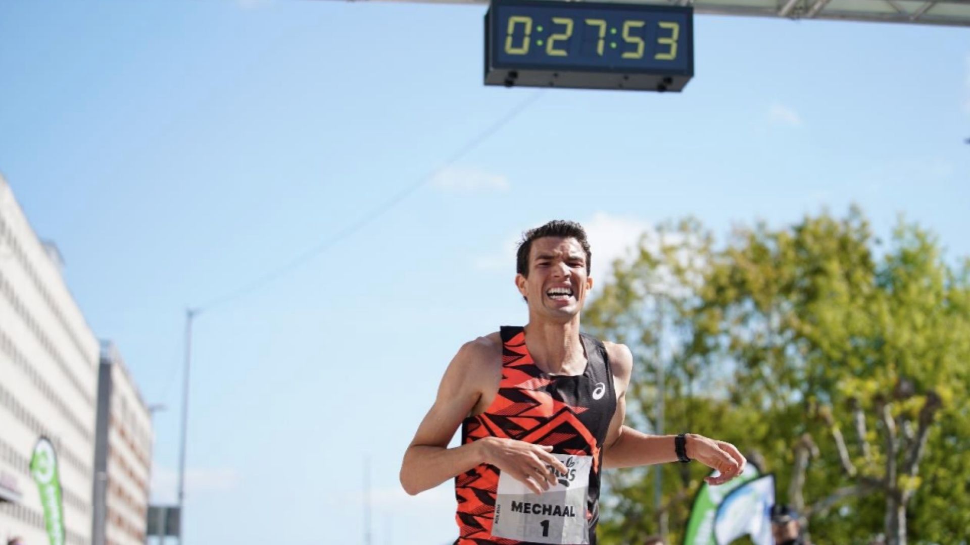 Adel Mechaal corriendo en El Pendo, donde se quedó muy cerca del récord de España de 10K.