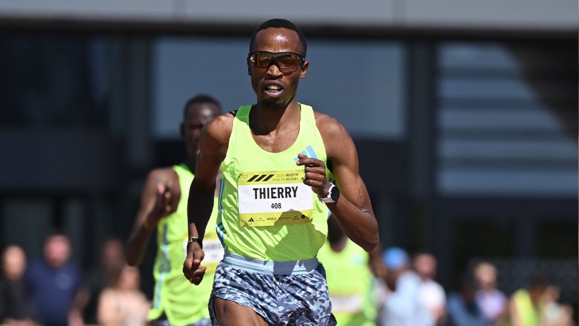 Thierry Ndikumwenayo batiendo el récord de España de 5 kilómetros en ruta. ADIDAS.