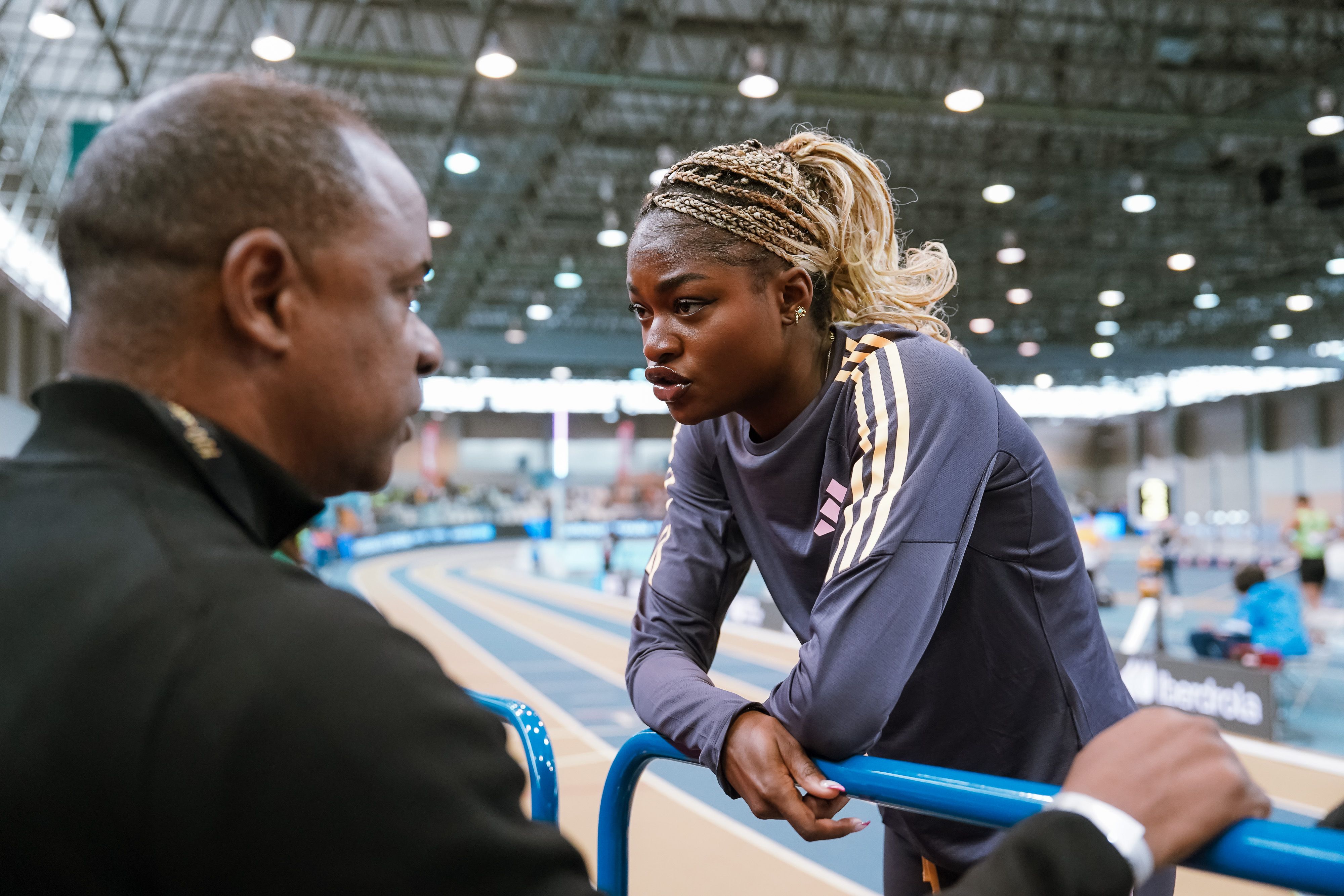 Tessy Ebosele con su entrenador Iván Pedroso durante una competición este año. SPORTMEDIA.