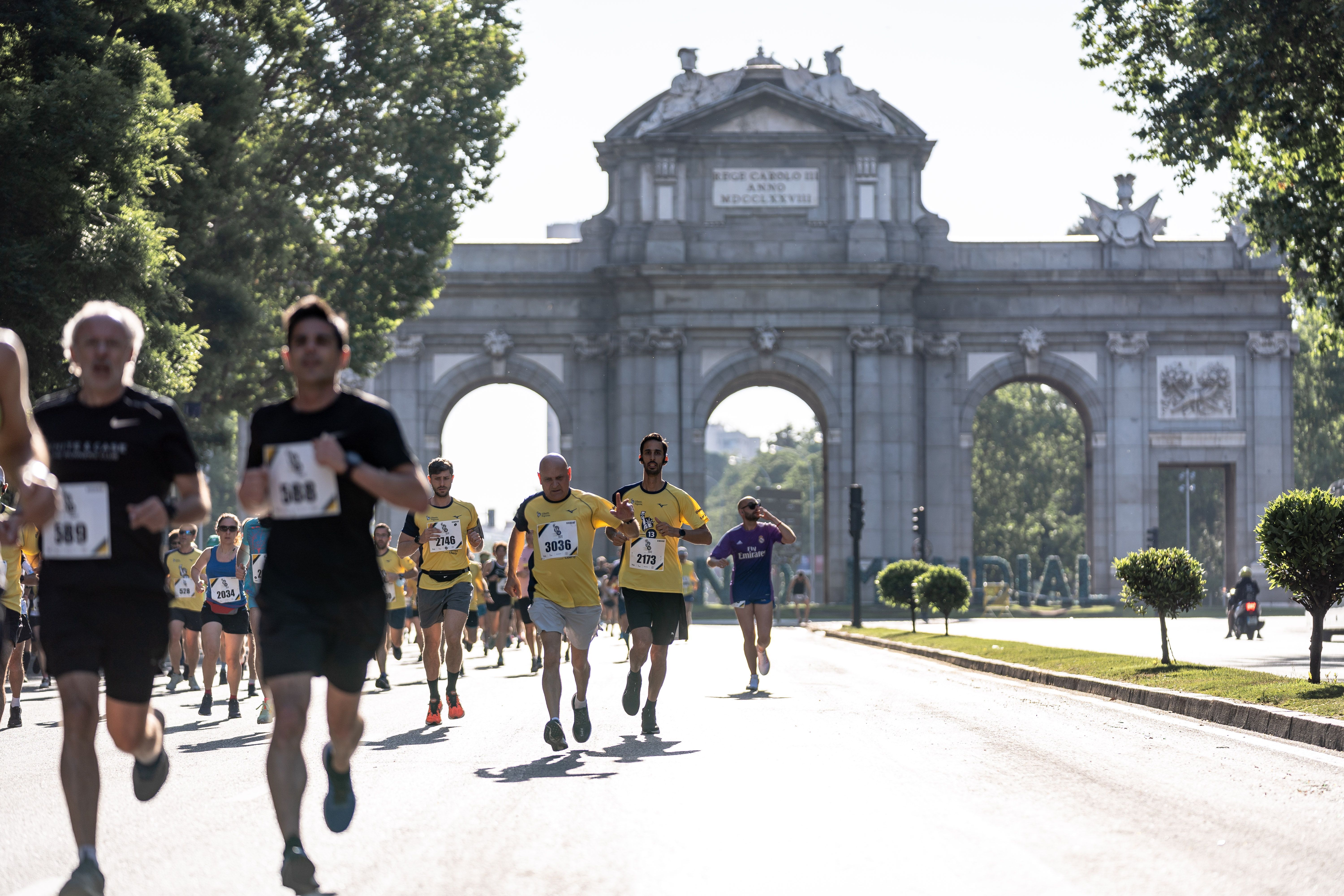 Imagen de la última edición de esta prueba popular al paso por la Puerta de Alcalá
