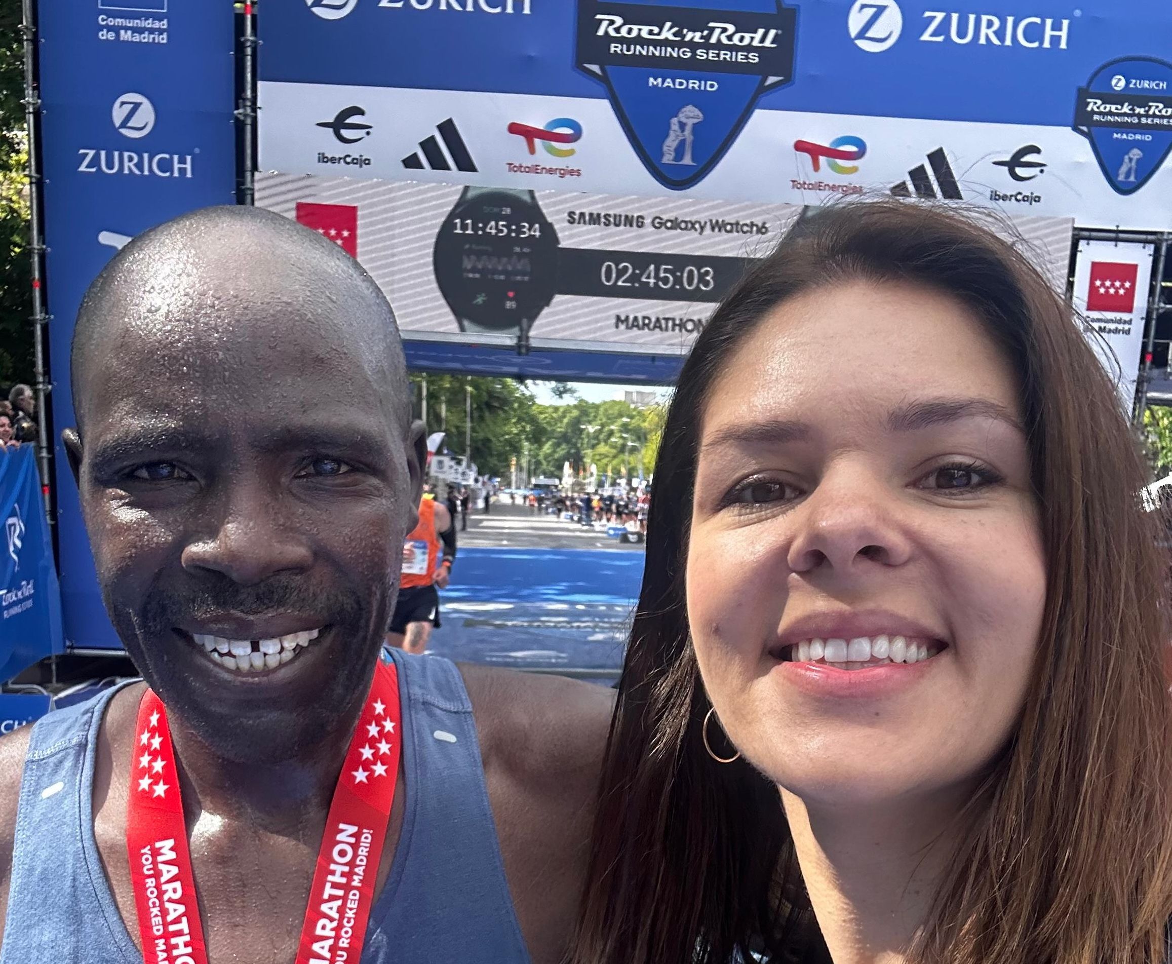 La felicidad de Samson Kiprono Terer y Kasia Grusky en la meta del maratón de Madrid