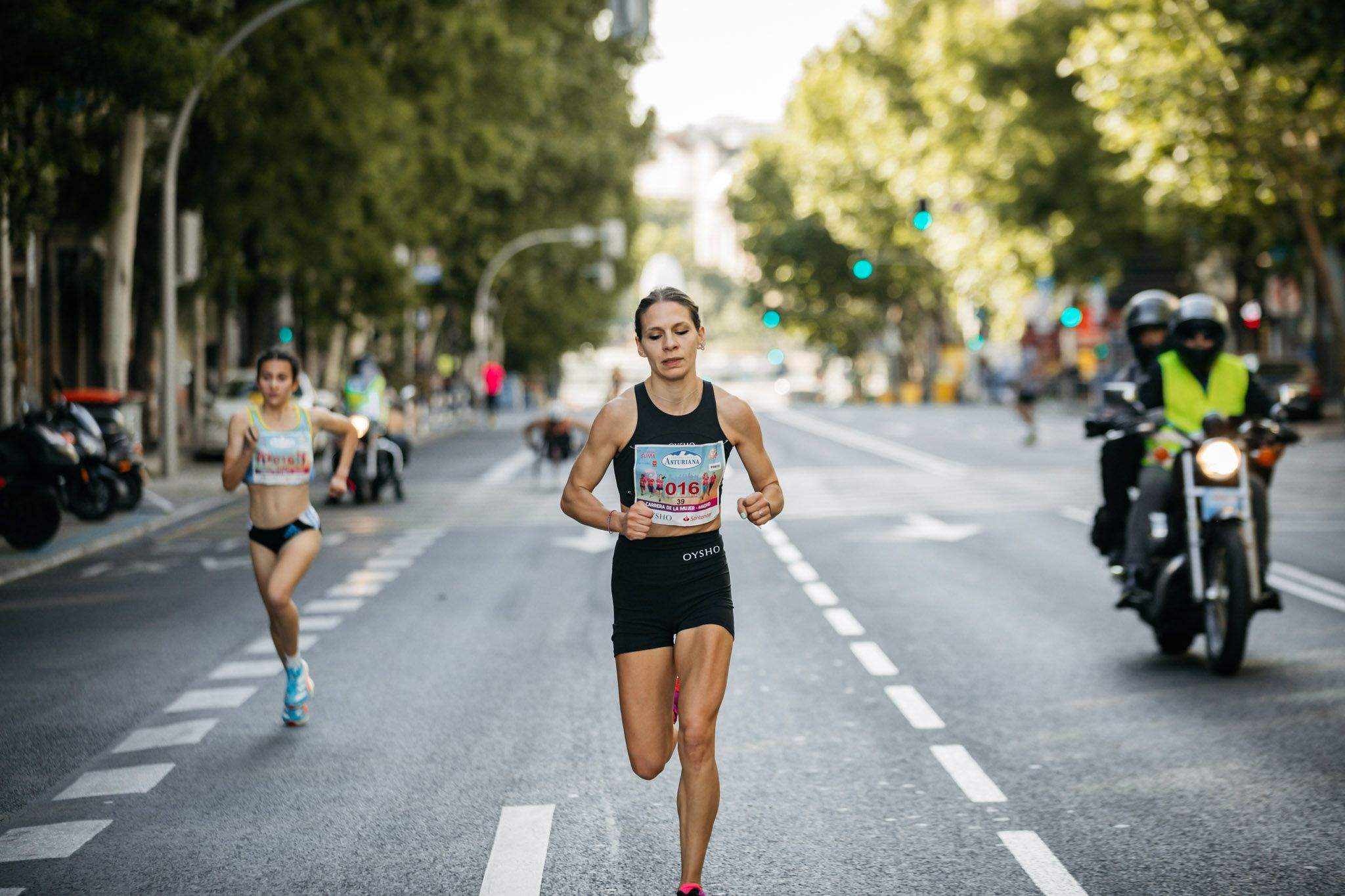 Las mejores fotos del ambiente post de la Carrera de la Mujer Central Lechera Asturiana de Madrid 2024. 5