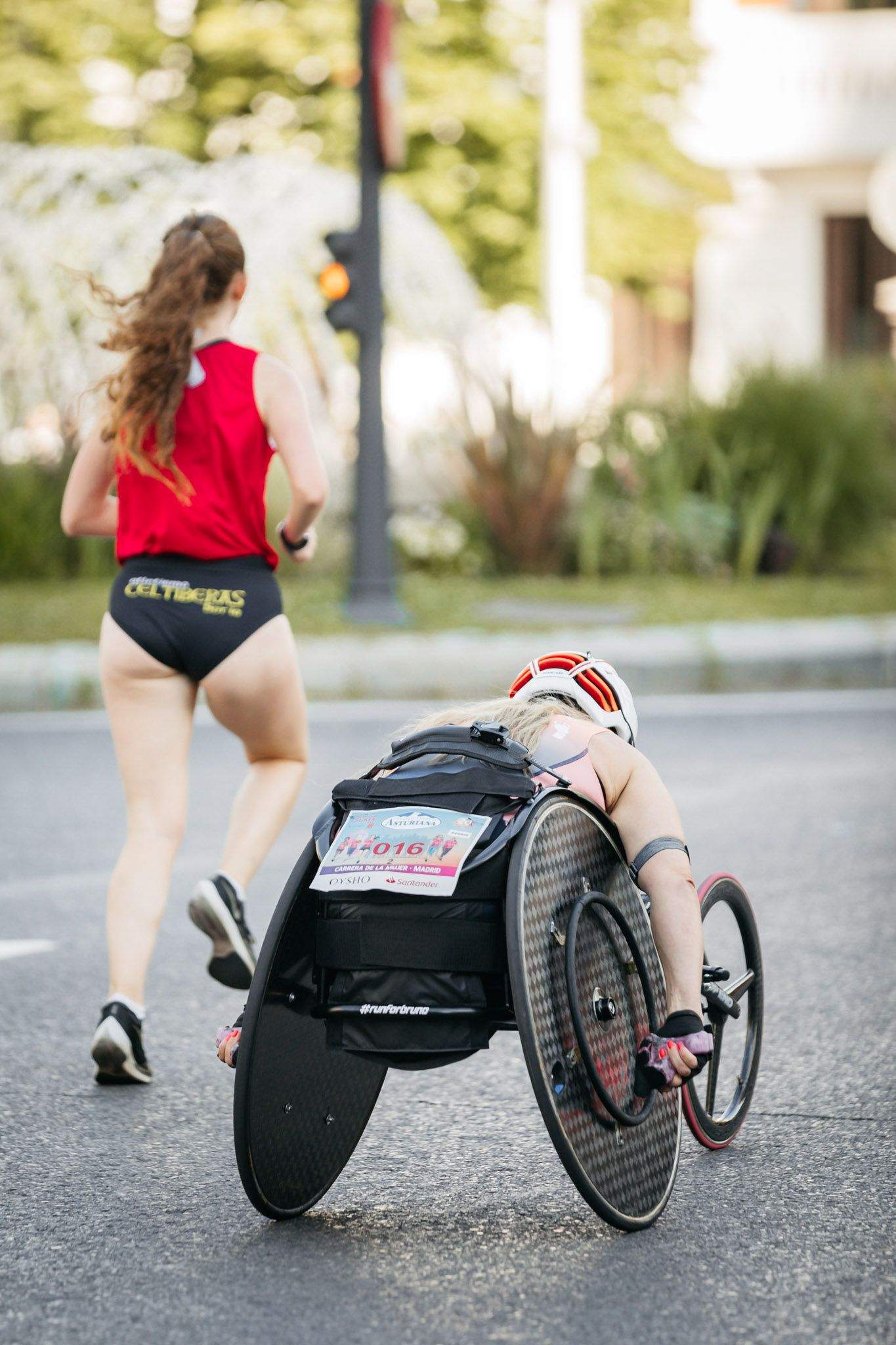 Las mejores fotos del ambiente post de la Carrera de la Mujer Central Lechera Asturiana de Madrid 2024. 9