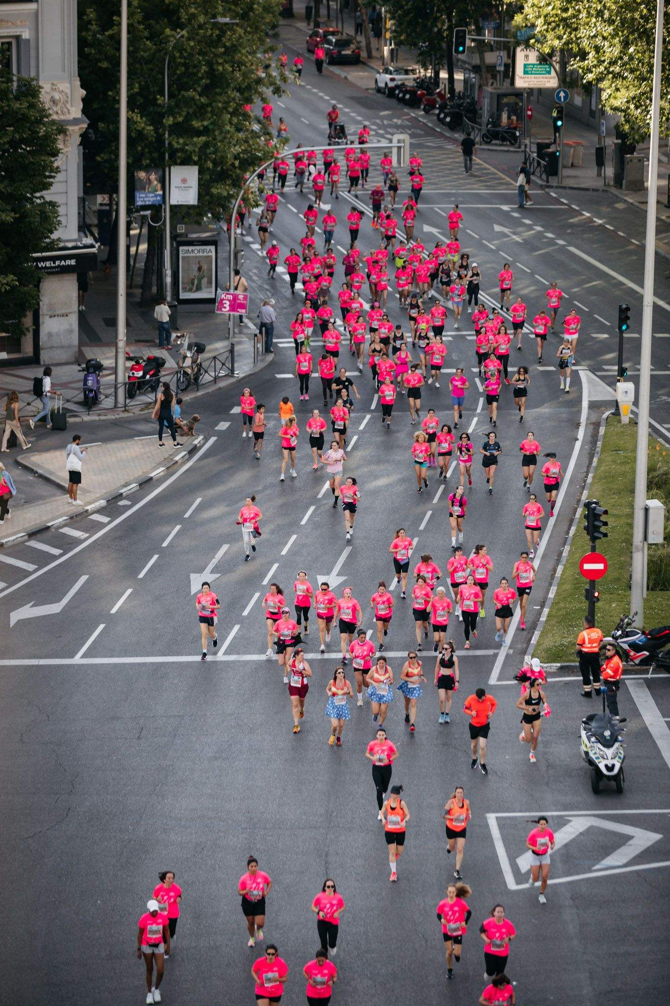 Las mejores fotos del ambiente post de la Carrera de la Mujer Central Lechera Asturiana de Madrid 2024. 12