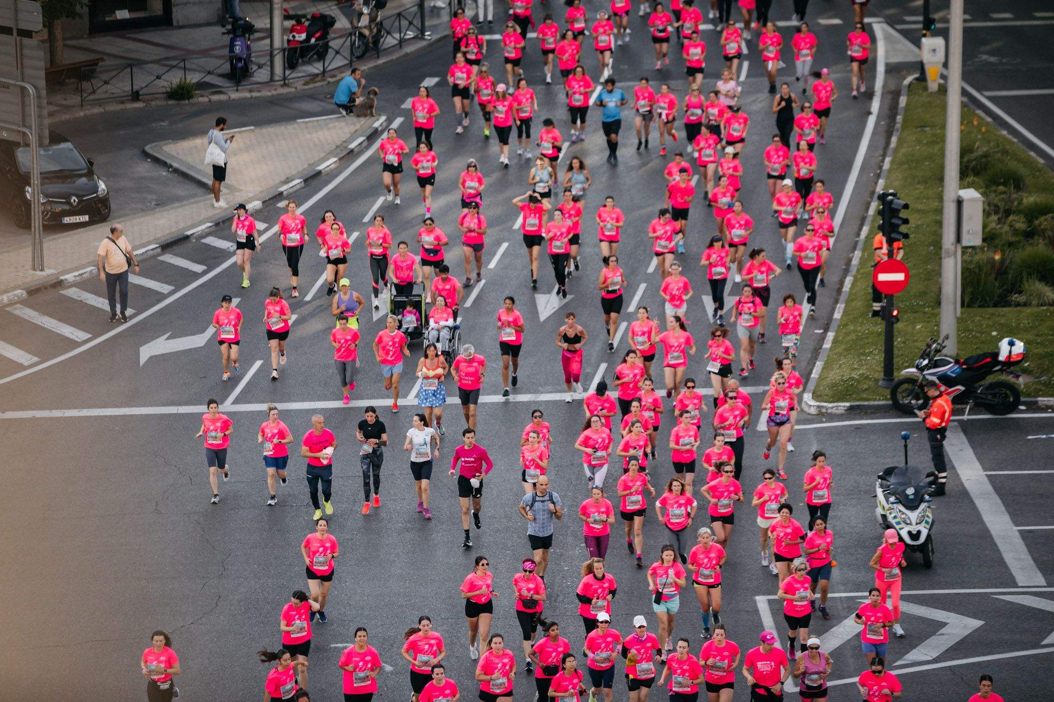Las mejores fotos del ambiente post de la Carrera de la Mujer Central Lechera Asturiana de Madrid 2024. 16
