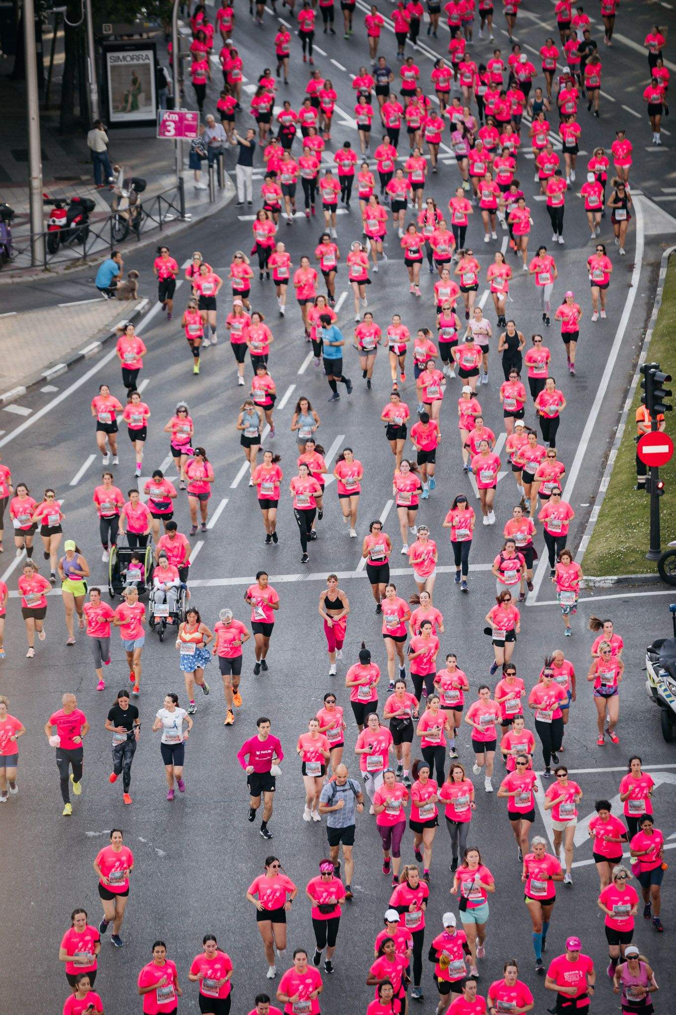 Las mejores fotos del ambiente post de la Carrera de la Mujer Central Lechera Asturiana de Madrid 2024. 17