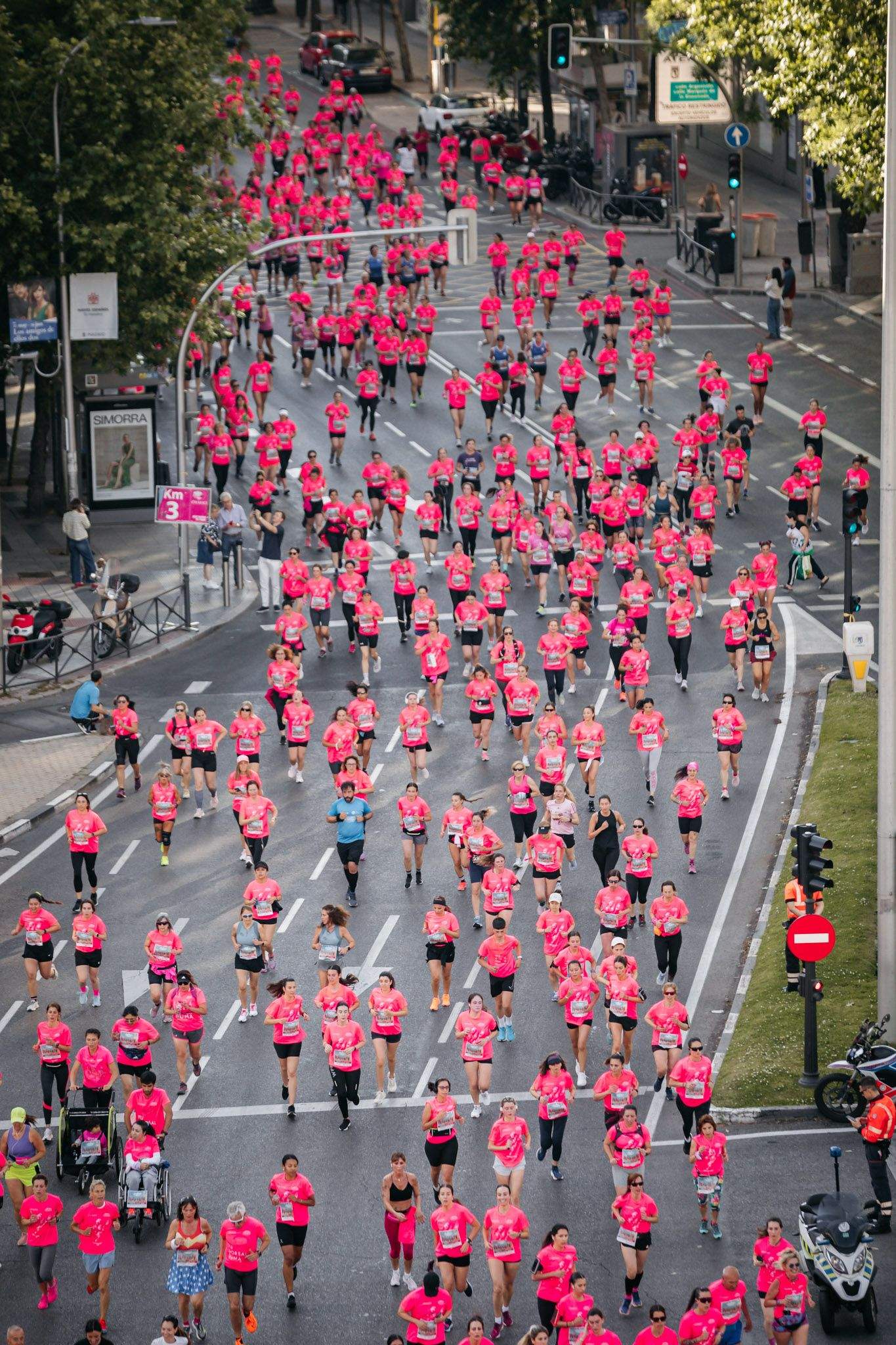 Las mejores fotos del ambiente post de la Carrera de la Mujer Central Lechera Asturiana de Madrid 2024. 18