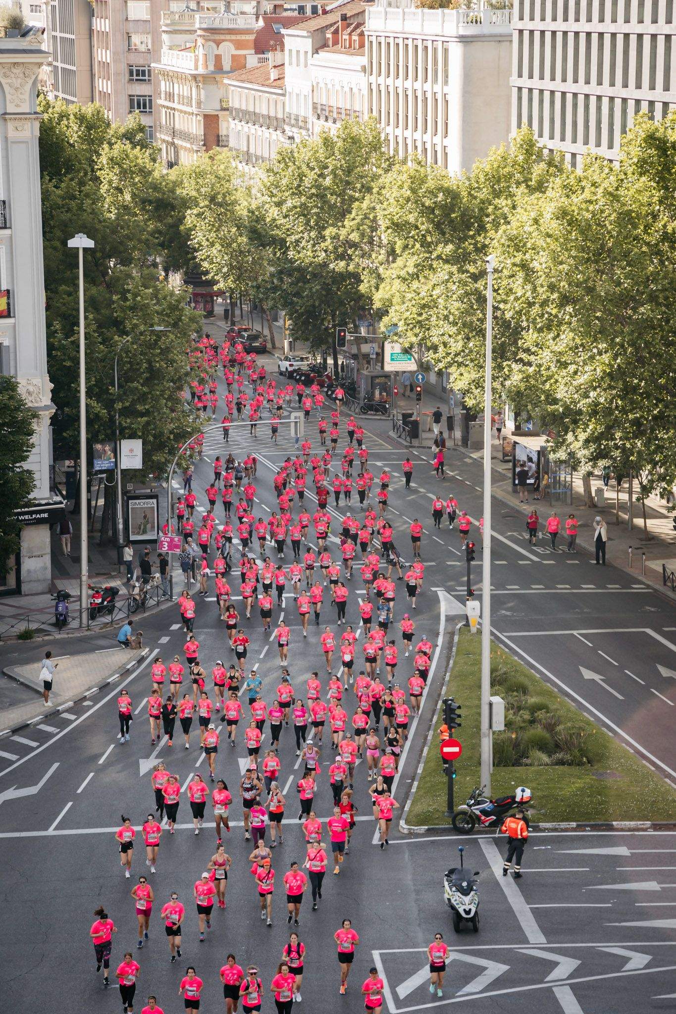 Las mejores fotos del ambiente post de la Carrera de la Mujer Central Lechera Asturiana de Madrid 2024. 21