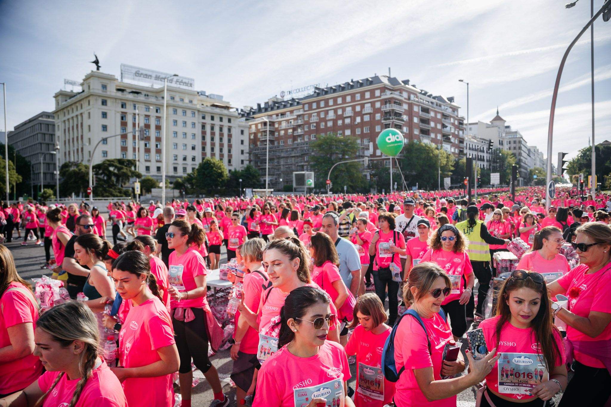 Las mejores fotos del ambiente post de la Carrera de la Mujer Central Lechera Asturiana de Madrid 2024. 84