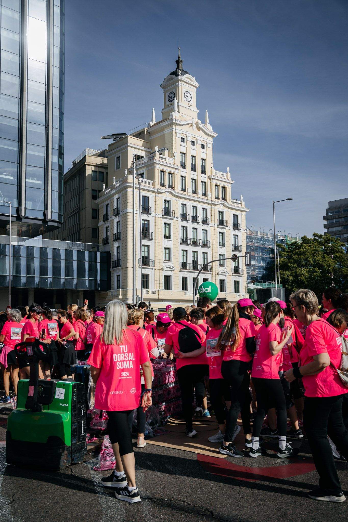 Las mejores fotos del ambiente post de la Carrera de la Mujer Central Lechera Asturiana de Madrid 2024. 91