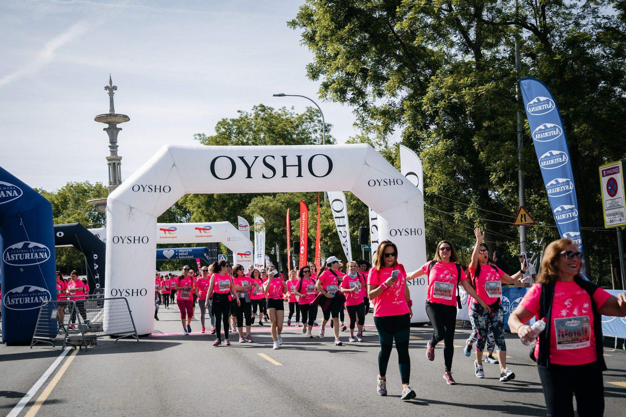 Las mejores fotos del ambiente post de la Carrera de la Mujer Central Lechera Asturiana de Madrid 2024. 202