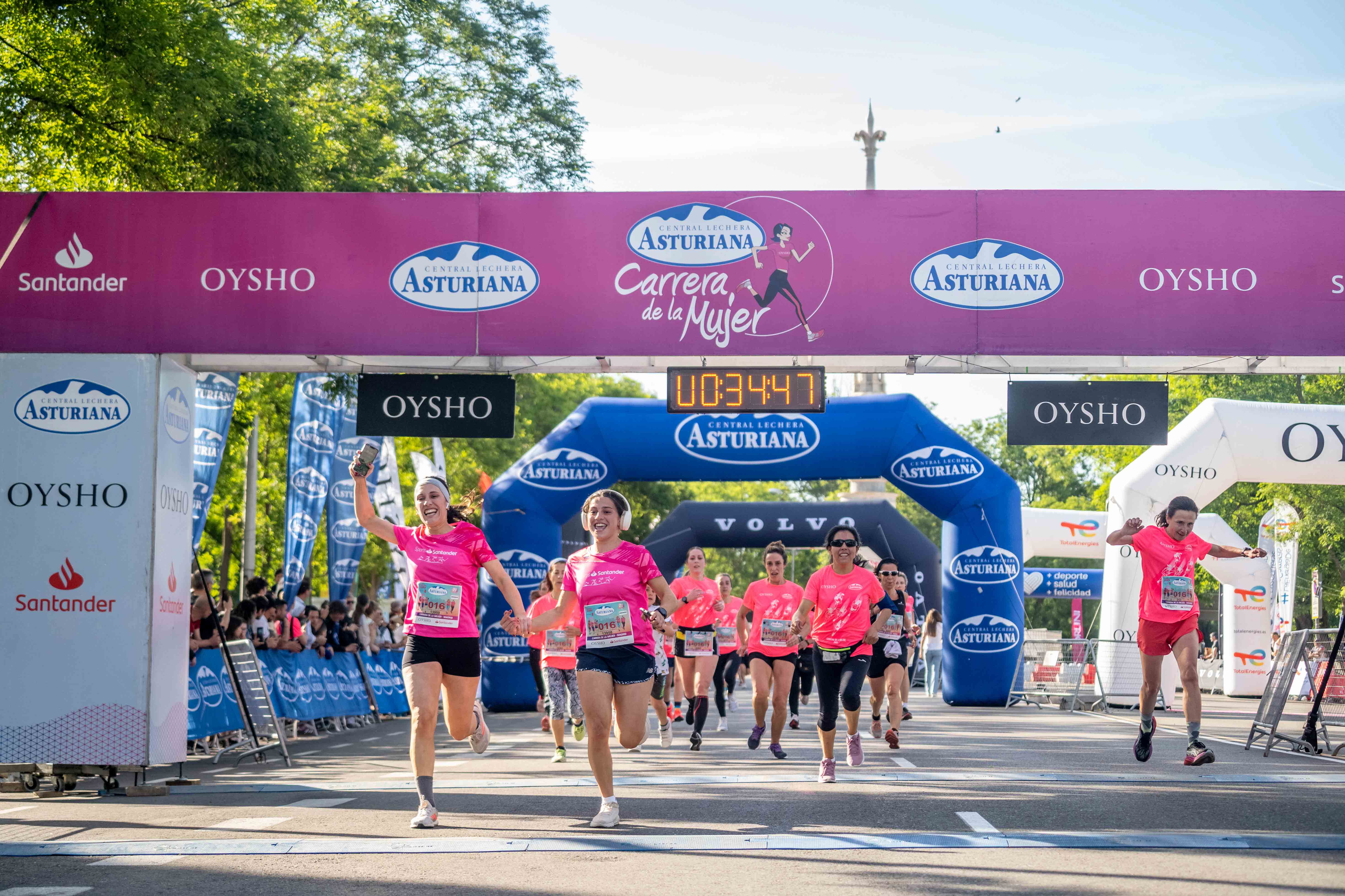 Más fotos de la Carrera de la Mujer de Madrid 2024. 22