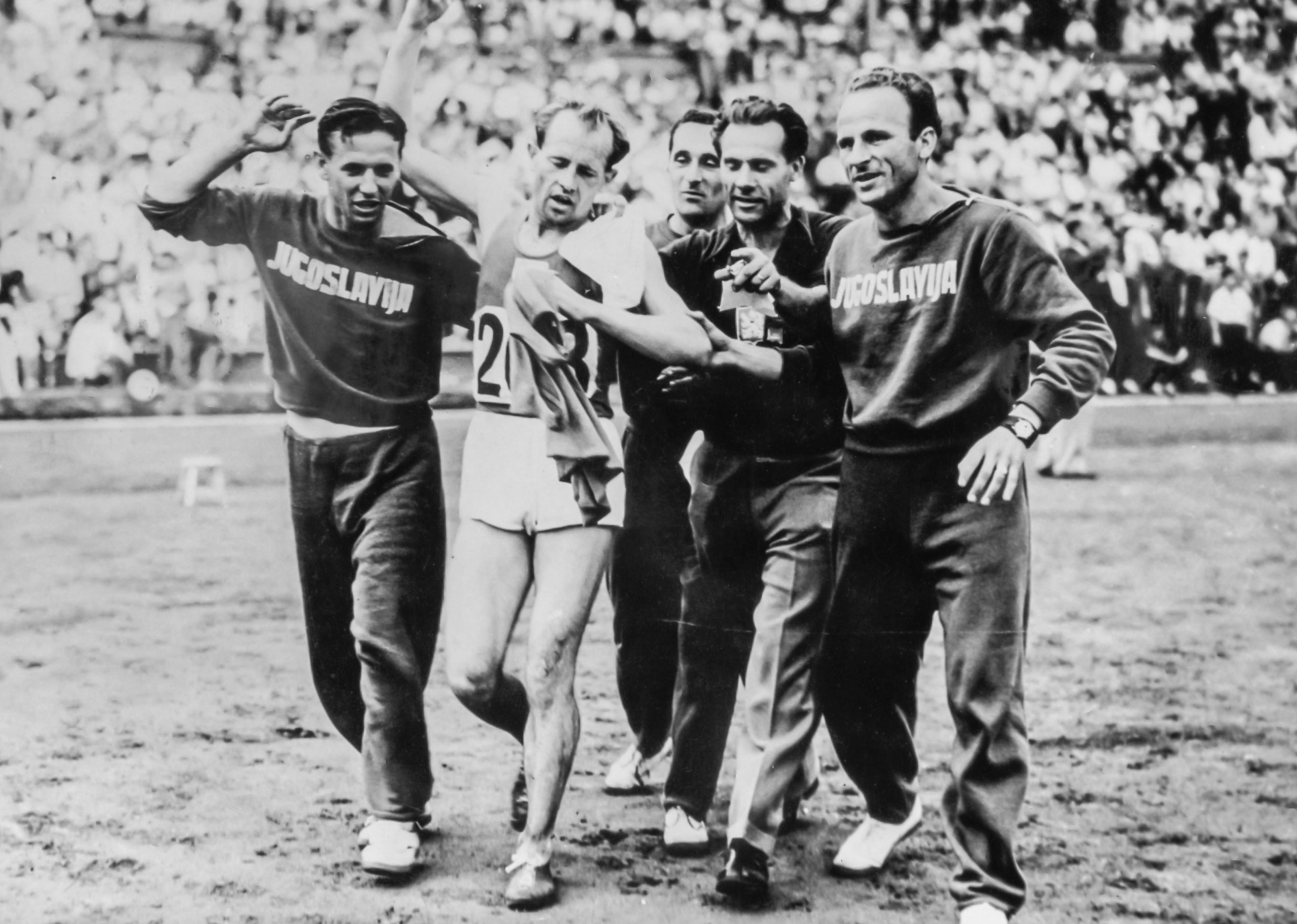 Emil Zátopek ayudado a mantenerse en pie por los miembros del equipo yugoslavo tras su victoria en los 10.000 metros de los Juegos de Londres 1948.