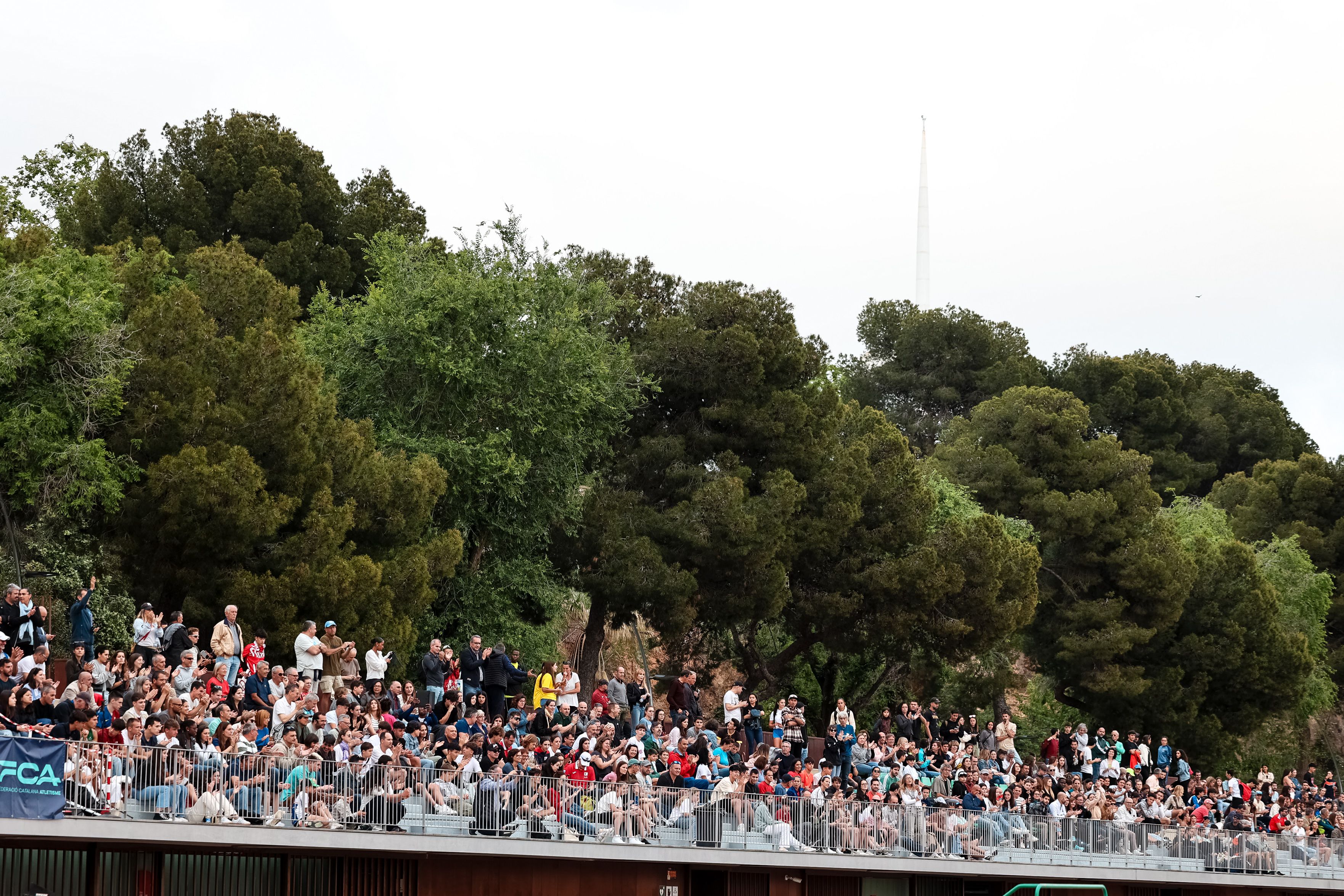 Ambiente en las gradas de la pista de Serrahima en Barcelona.