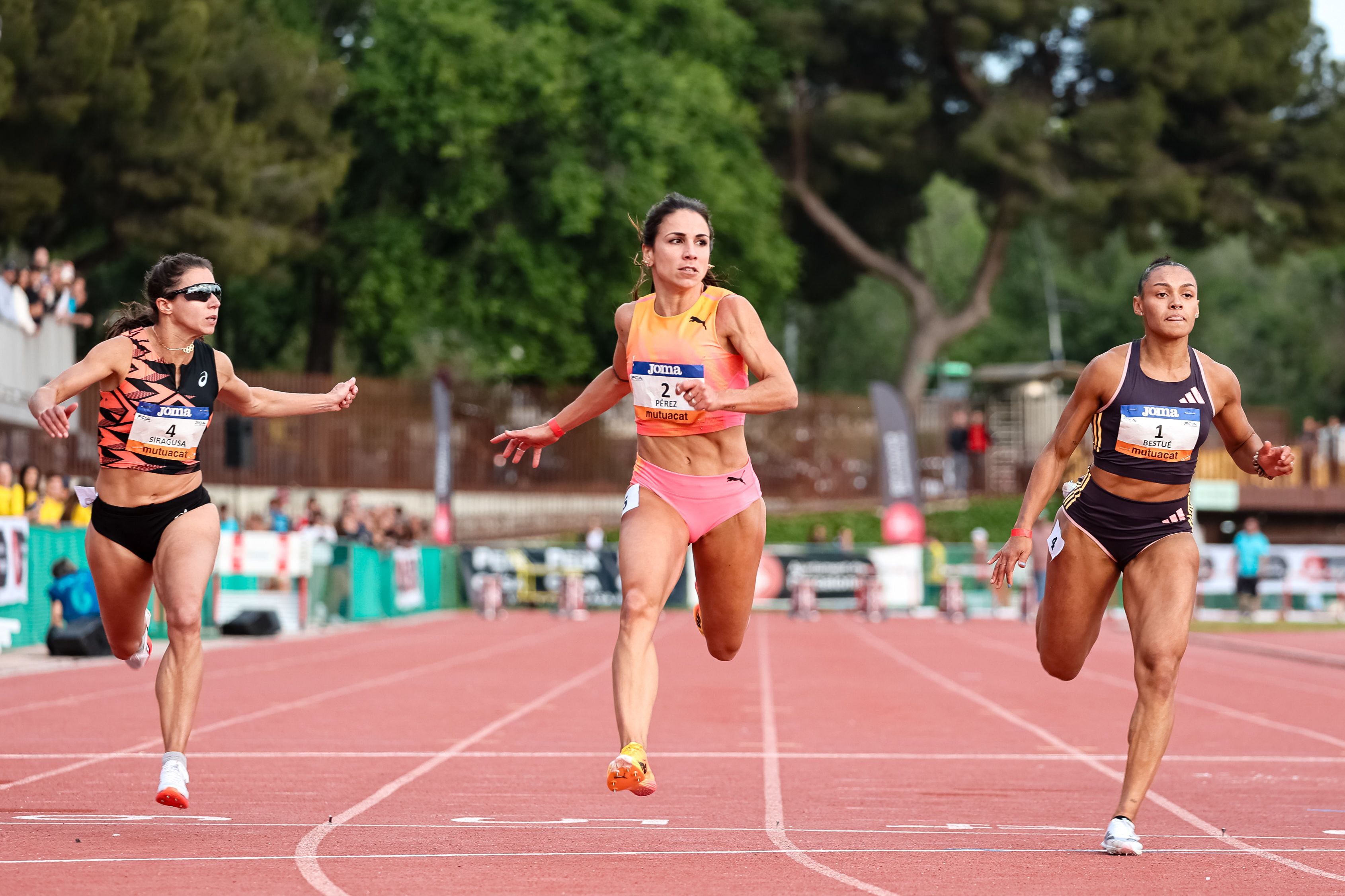 Maribel Pérez y Jaël Bestué en la llegada de los 100 metros del Mitin Internacional Ciudad de Barcelona.