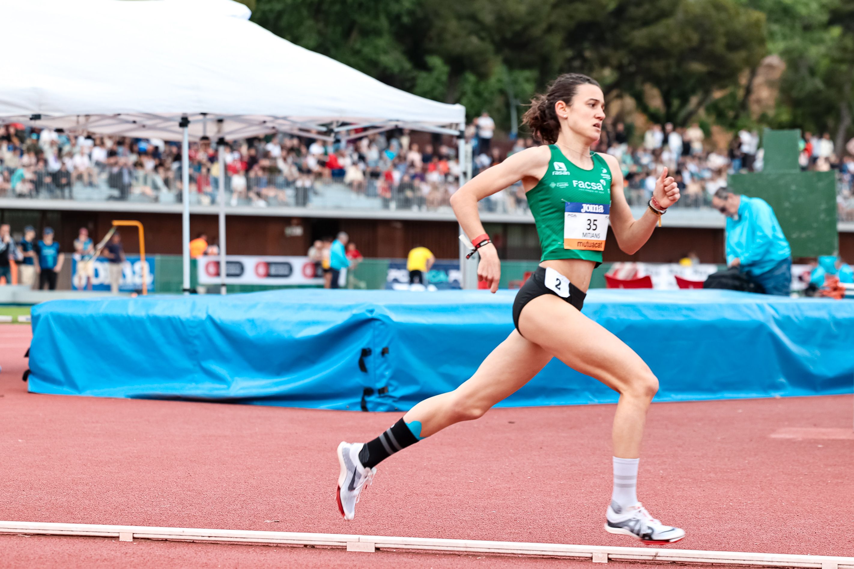 La joven Marta Mitjans en los 800 metros del Mitin Internacional Ciudad de Barcelona.