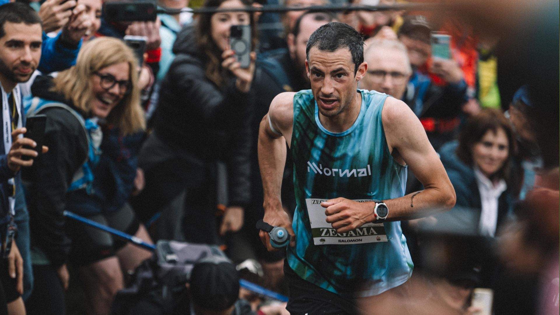 Kilian Jornet durante la Zegama Aizkorri 2024. FOTORUNNERS.