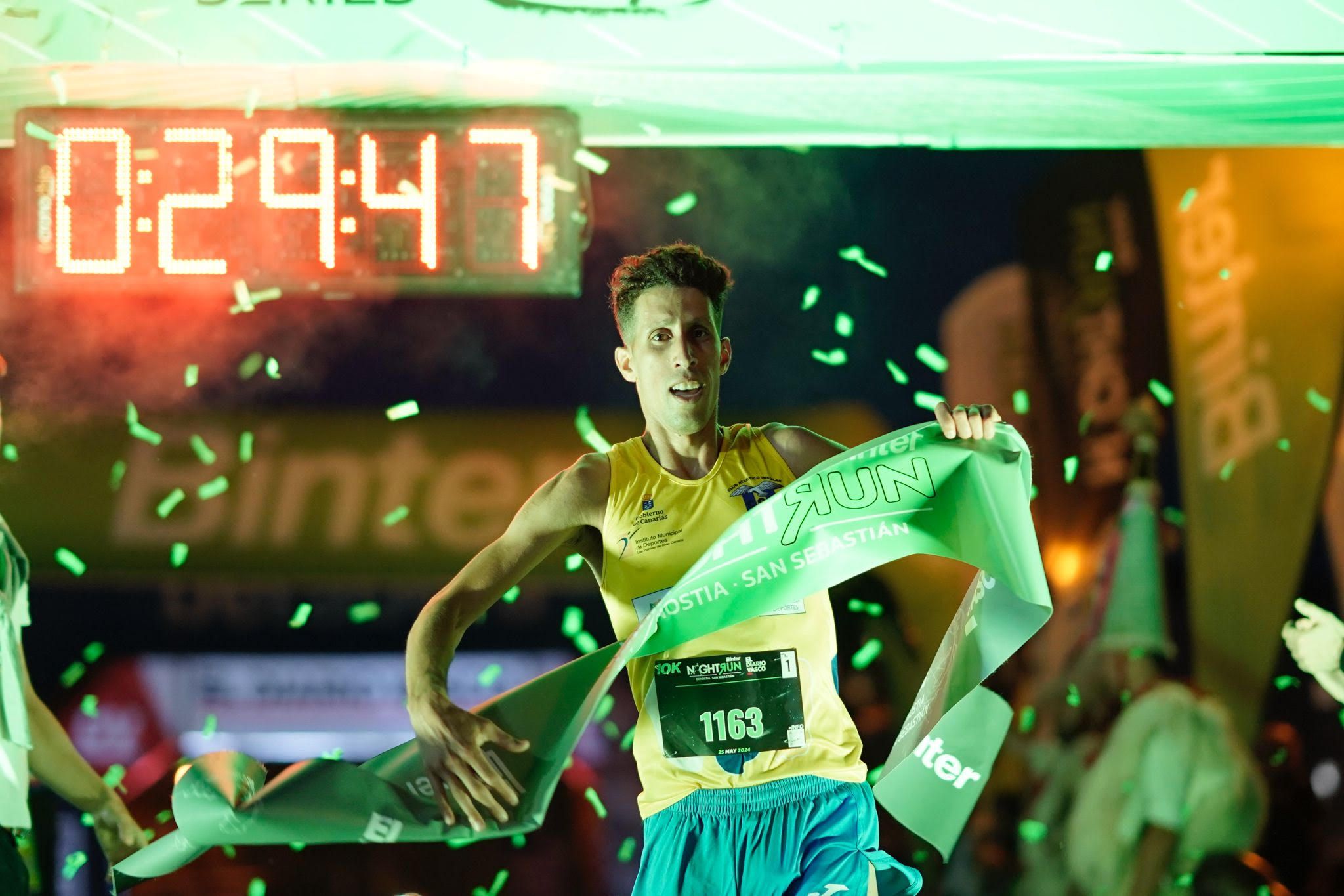 Mohamed Massat se hizo con la victoria en la Binter NightRun de San Sebastián rompiendo la barrera de los 30 minutos en 10K. DG EVENTOS