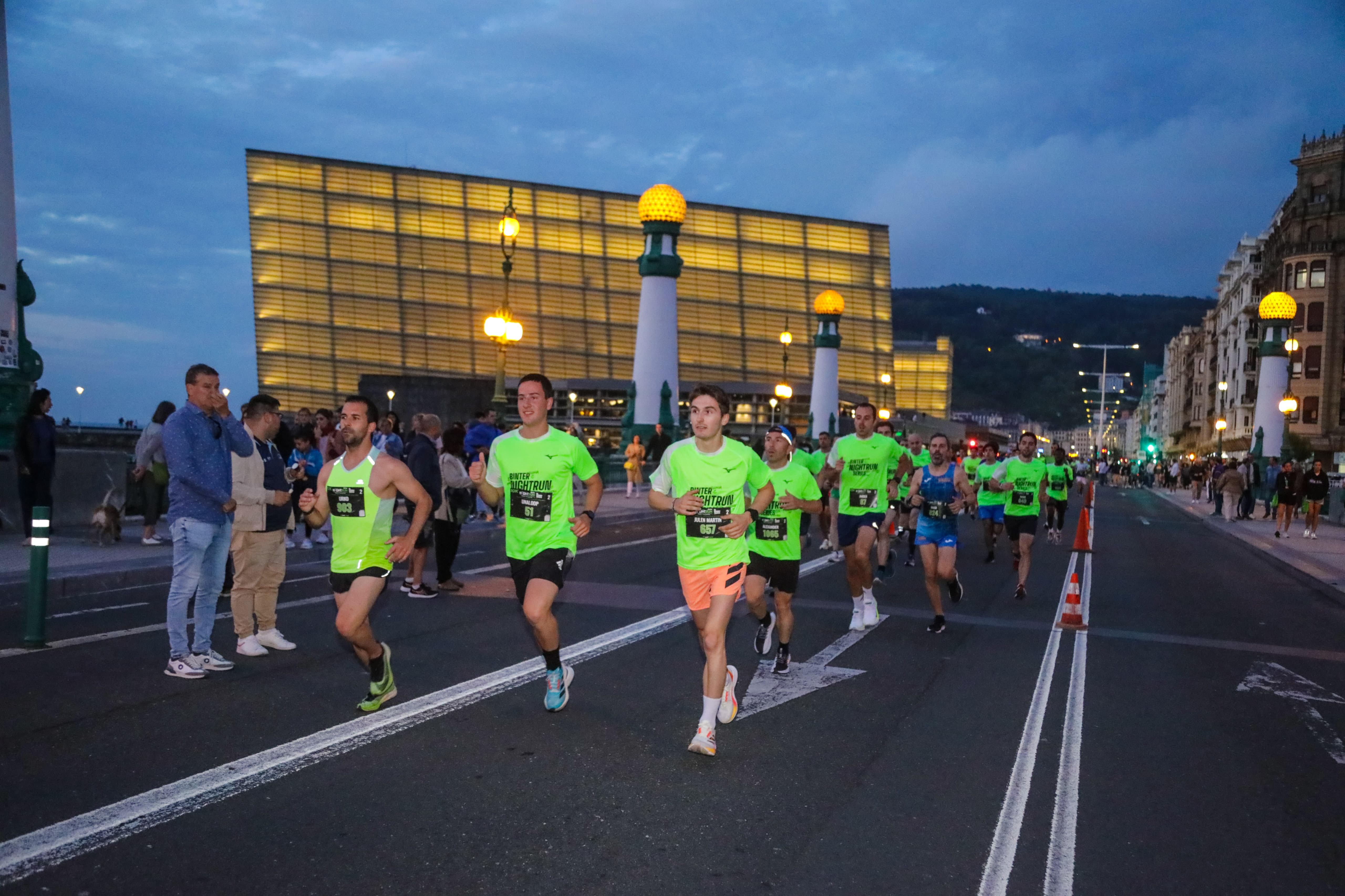 El paso por el Kursaal, uno de los puntos más icónicos de Binter NightRun San Sebastián. DG EVENTOS