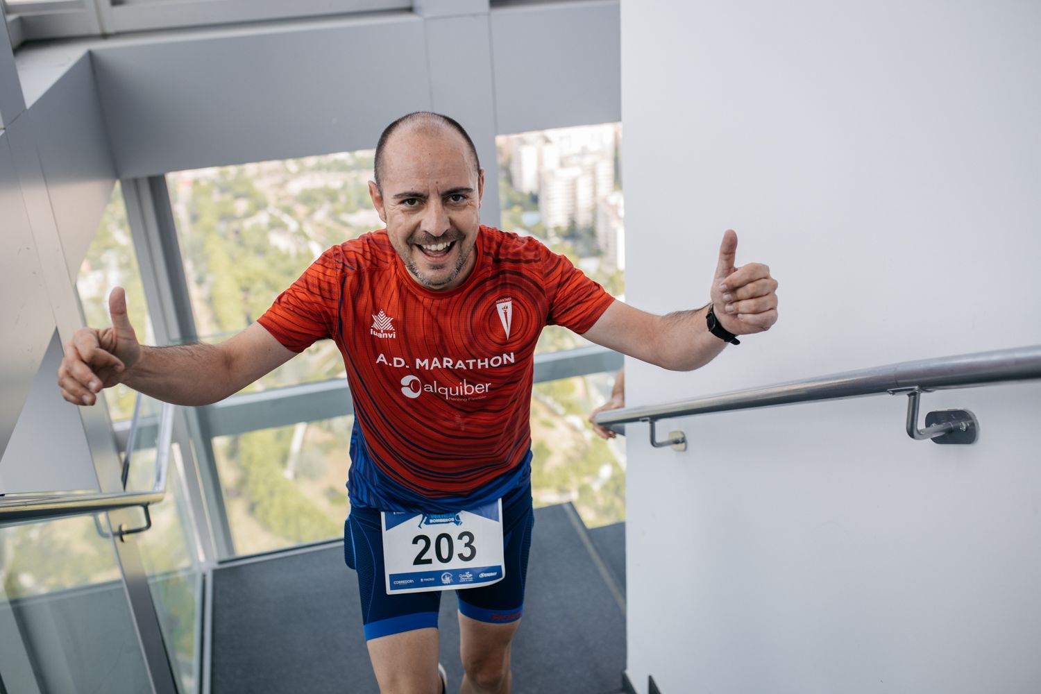 Las 50 mejores fotos de la Carrera Vertical Torre Emperador 2024. 6