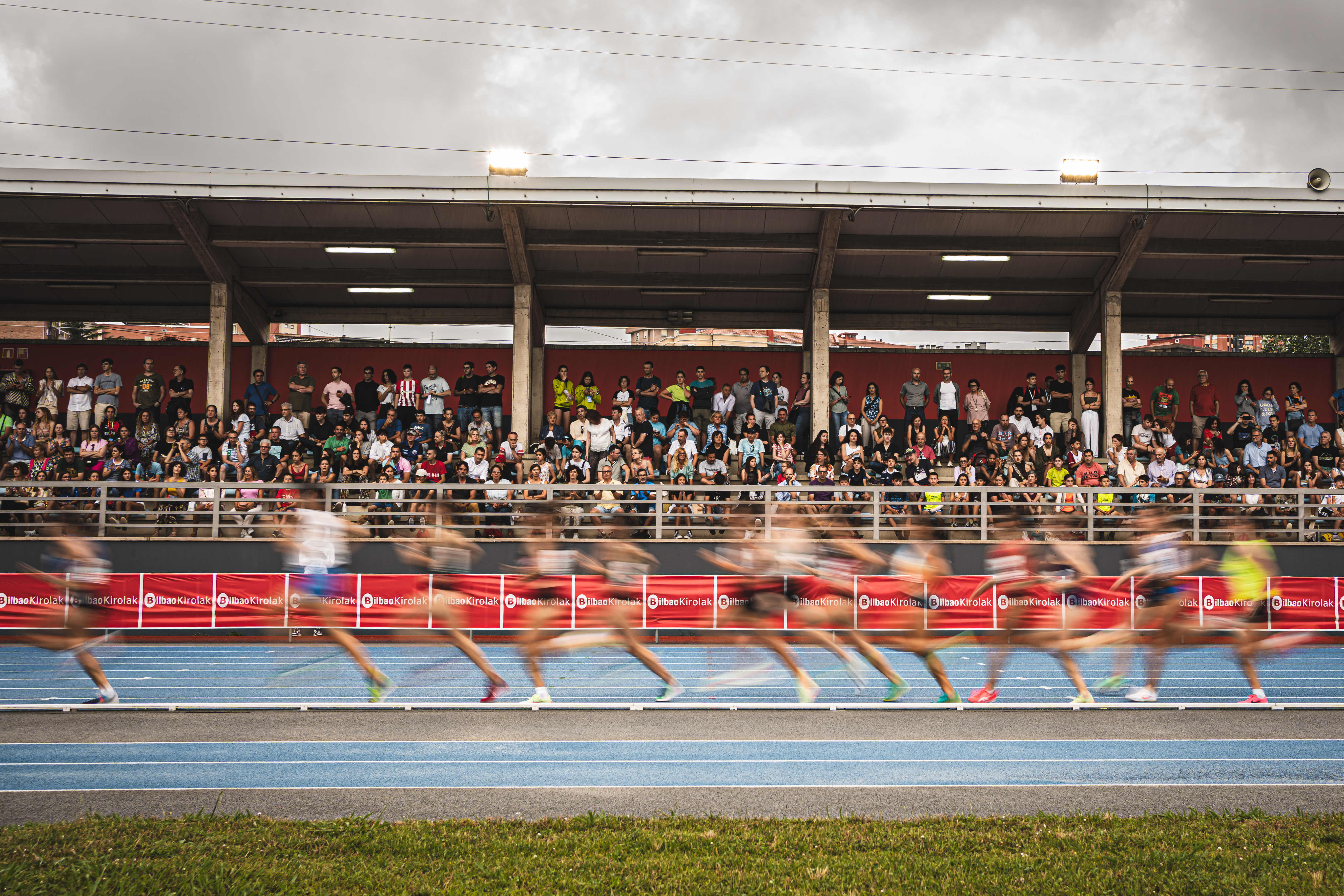 Imagen del paso de corredores frente a la tribuna del Polideportivo de Zorrotza durante la pasada edición de la Reunión Internacional de Atletismo Villa de Bilbao. VSM PHOTOEVENTS