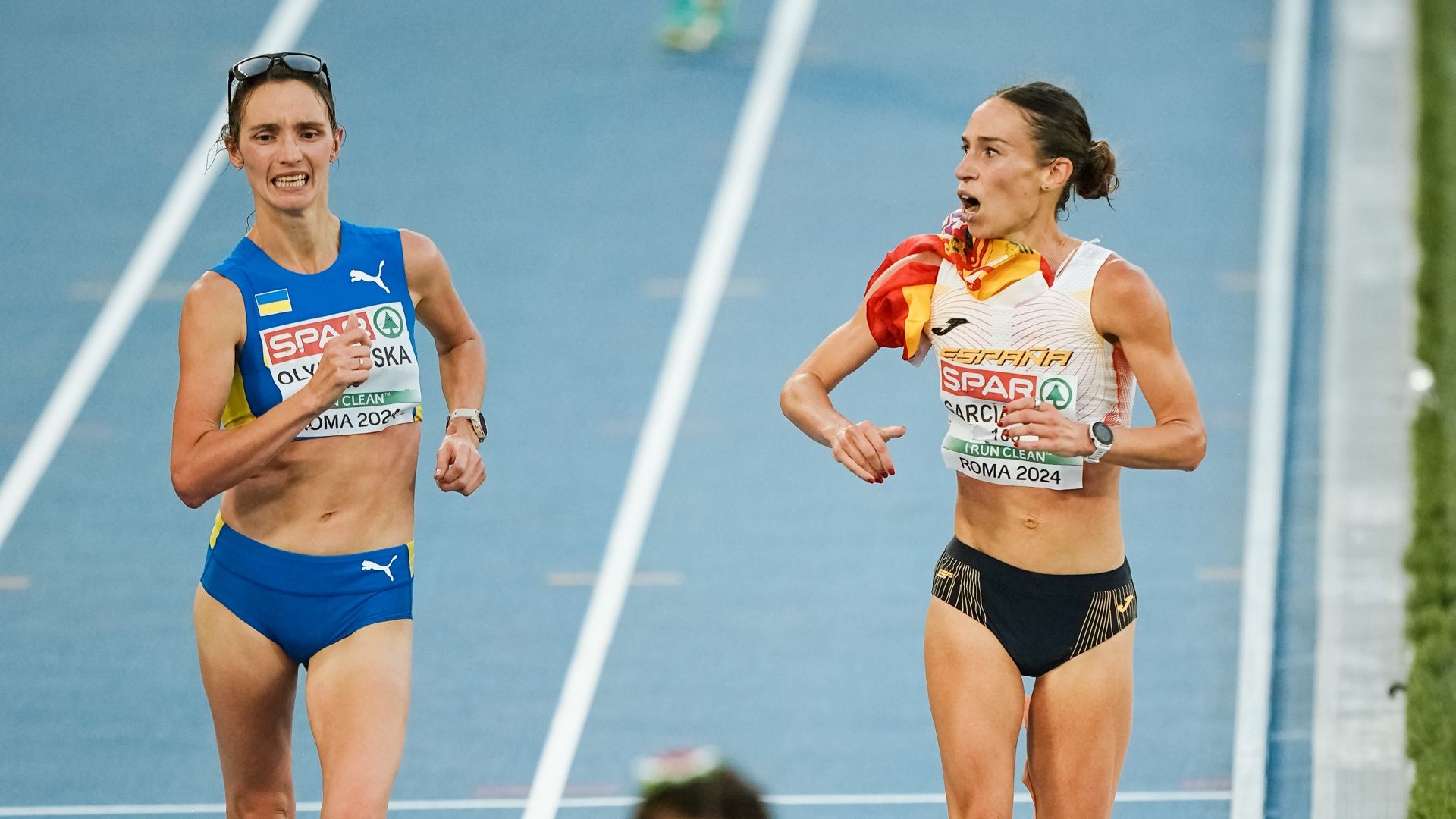 Laura García Caro se ve sorpendida por la ucraniana Lyudmila Olyanovska en los metros finales de los 20 kilómetros marcha del Europeo de Roma. SPORTMEDIA.