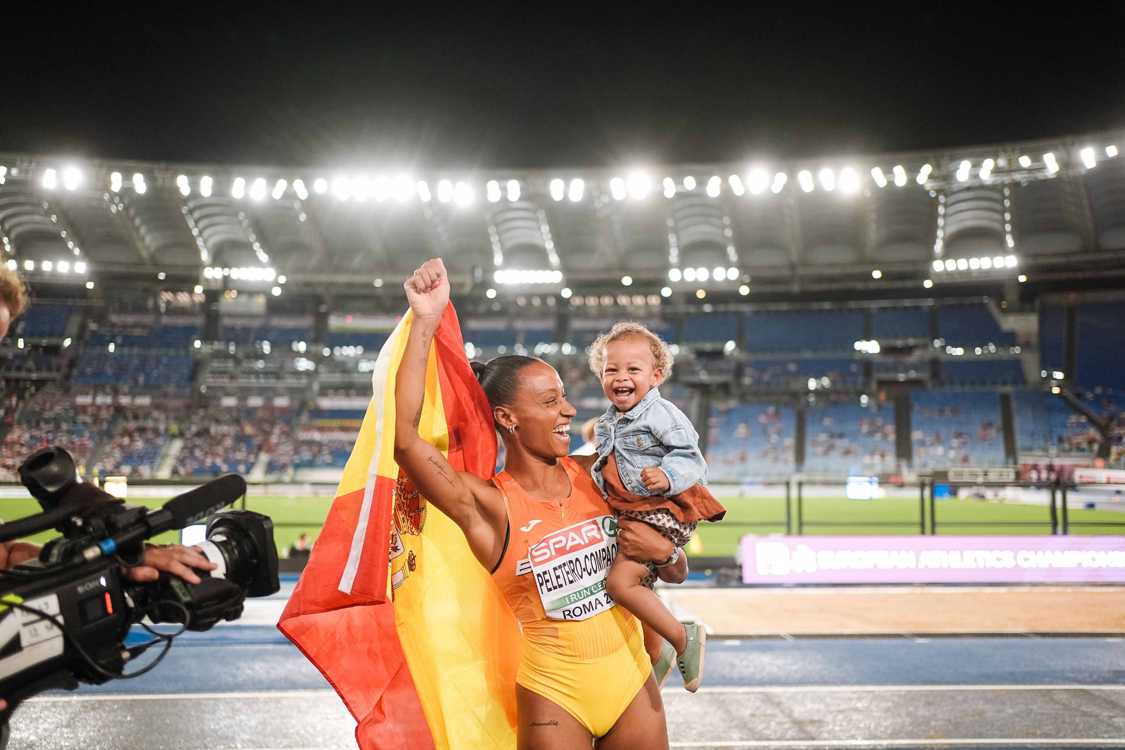 Ana Peleteiro y su hija Lúa celebran el título Europeo en triple salto. SPORTMEDIA.