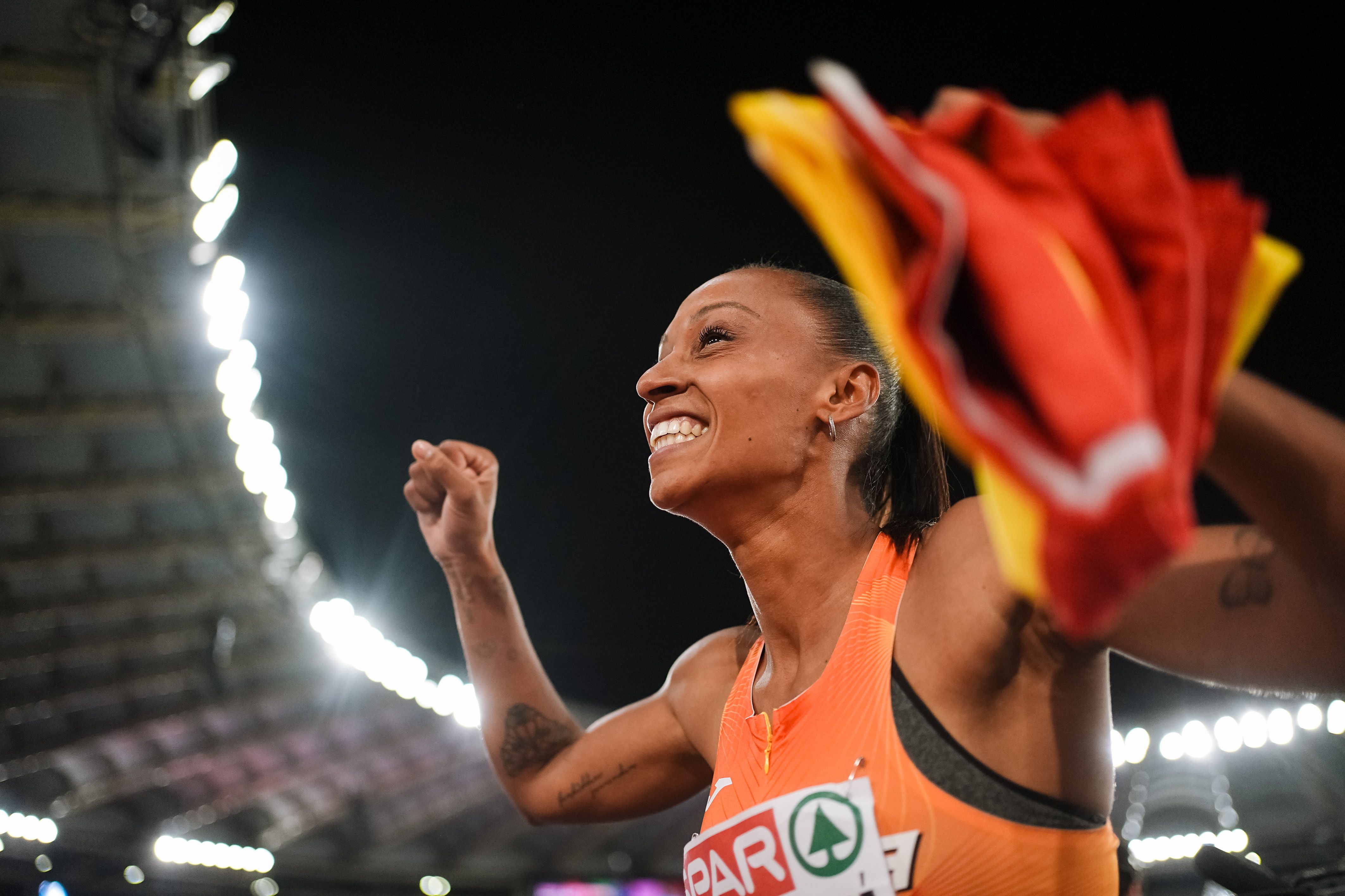 Ana Peleteiro celebra el título Europeo en triple salto. SPORTMEDIA.