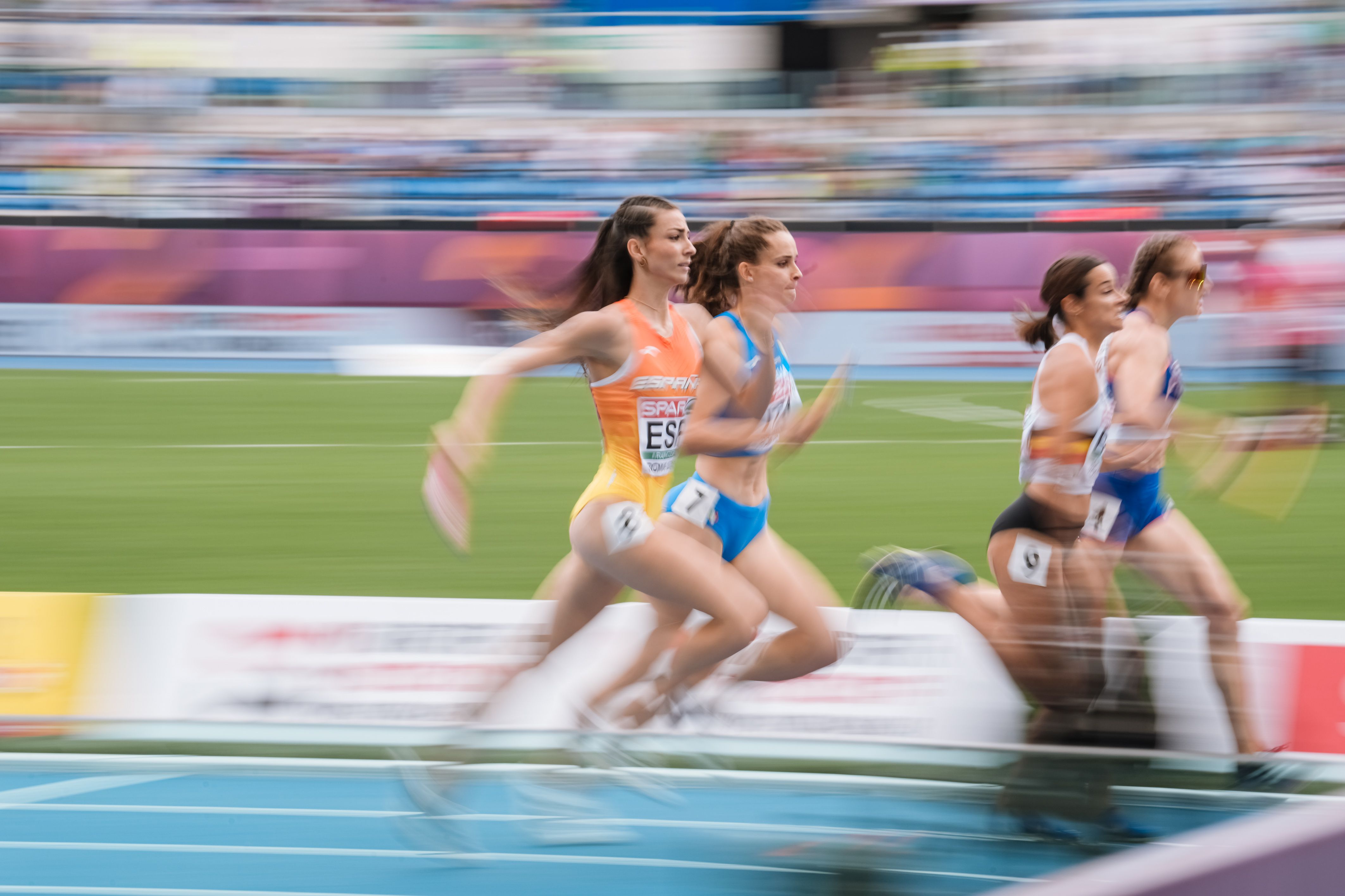 Blanca Hervás en pleno esfuerzo durante las eliminatorias del relevo largo / Foto: Sportmedia