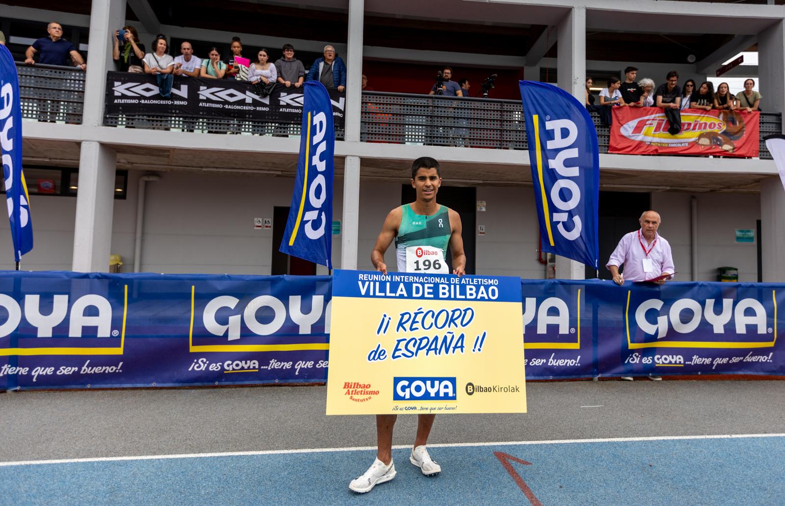 Mohamed Attaoui tras batir el récord de España de 1000 metros en Bilbao. MARÍA MENTXAKA.
