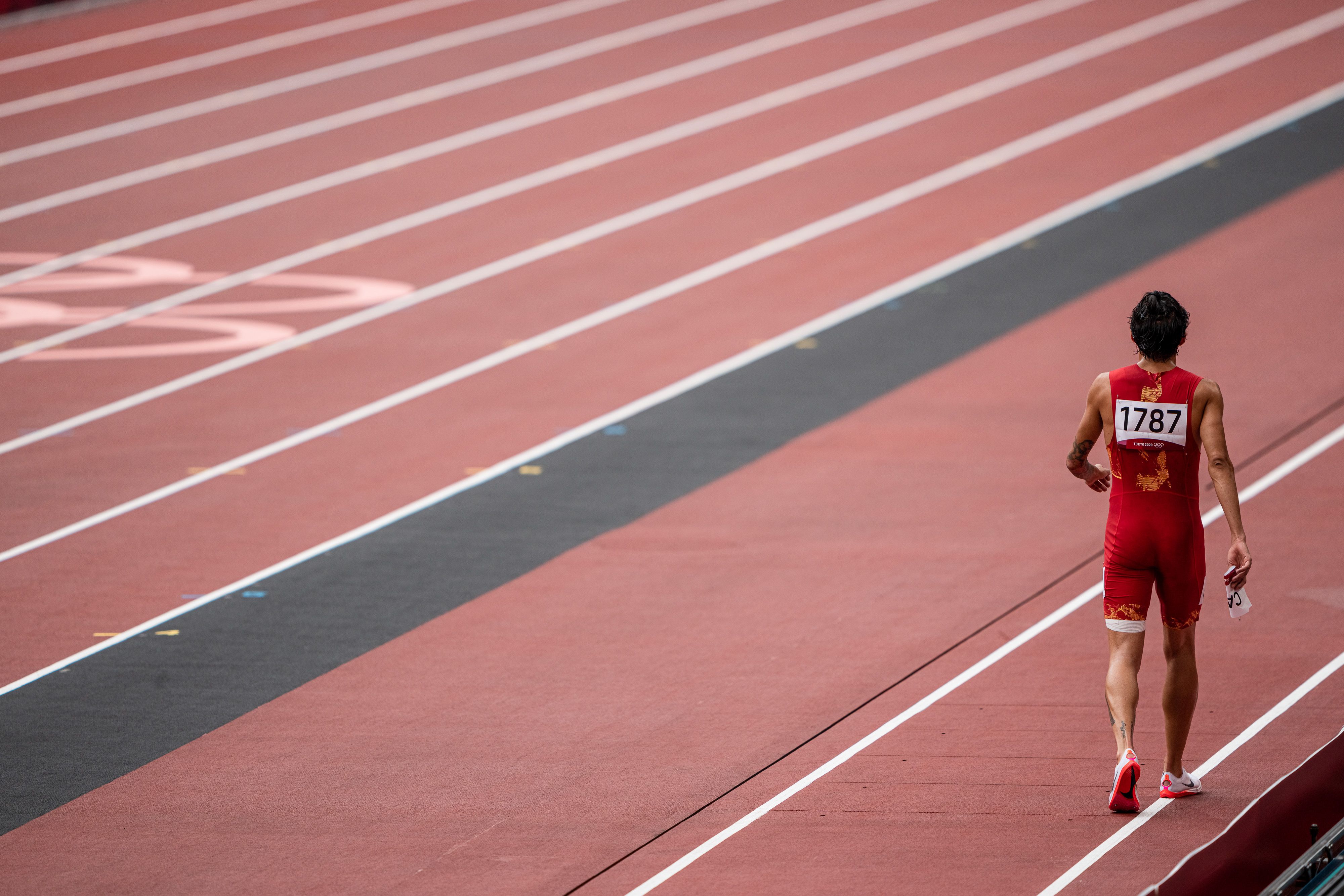 Fernando Carro, de espaldas, fue uno de los atletas españoles que compitió en Tokio 2020. SPORTMEDIA.