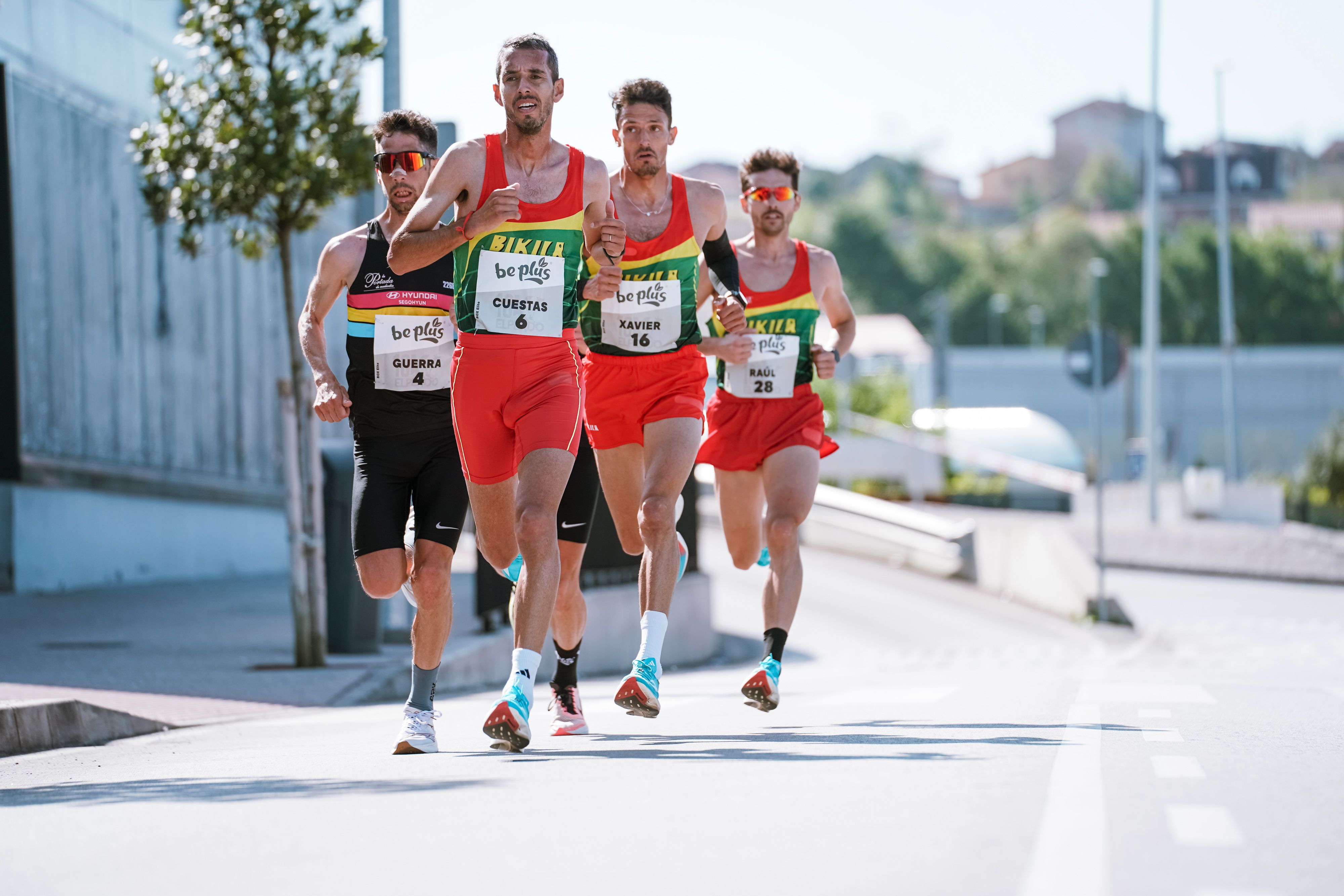 Nicolás Cuestas liderando grupo en el 10K El Pendo. JUAN FERNÁNDEZ Nicolás Cuestas liderando grupo en el 10K El Pendo. JUAN FERNÁNDEZ