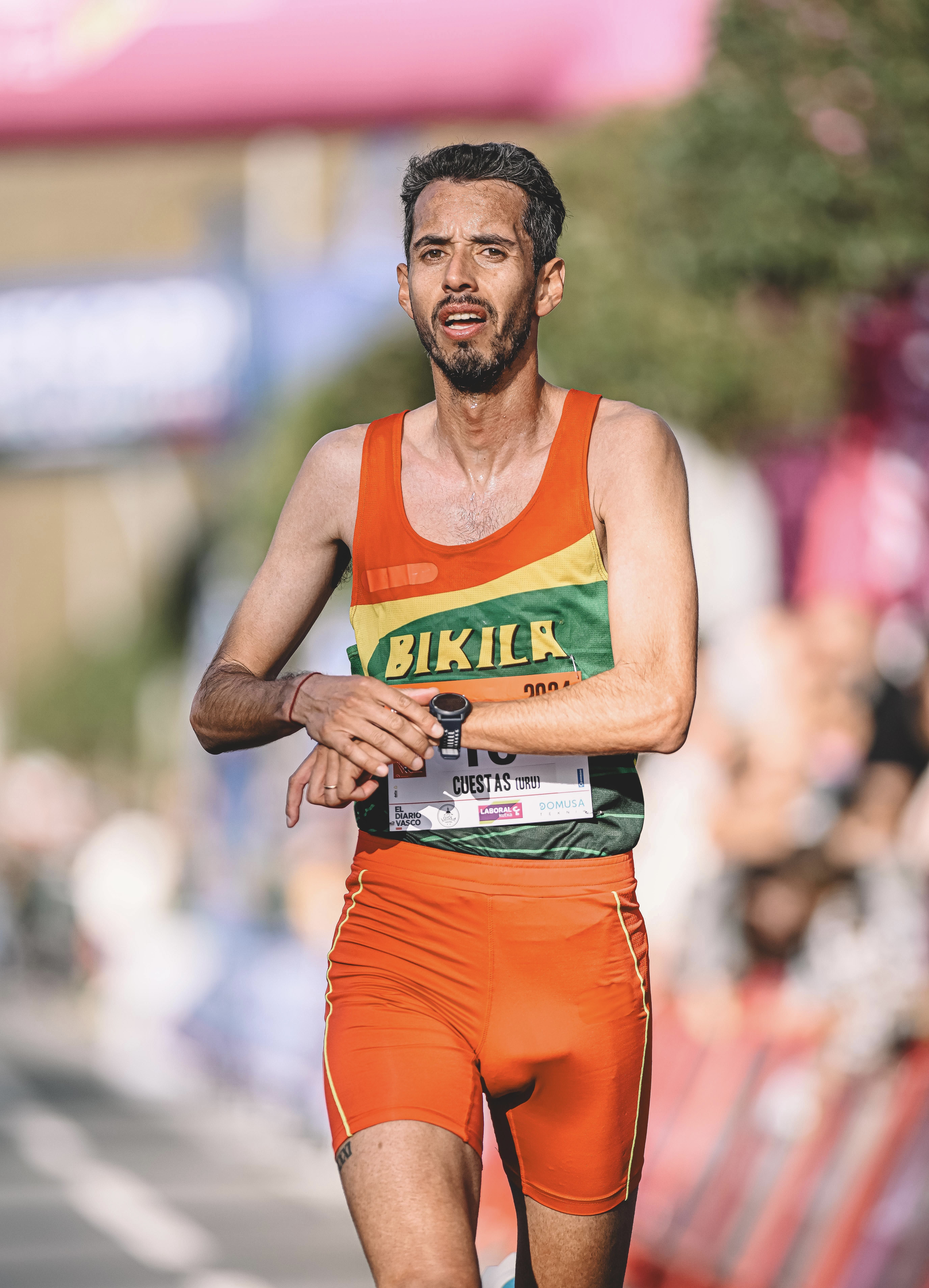 Nicolás Cuestas pica crono tras concluir la Media Maratón Azkoitia-Azpeitia. FÉLIX SÁNCHEZ Nicolás Cuestas pica crono tras concluir la Media Maratón Azkoitia-Azpeitia. FÉLIX SÁNCHEZ