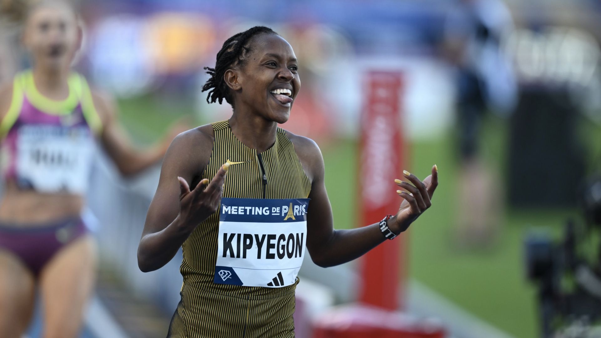 Faith Kiyegon batiendo por segunda vez en su vida el récord del mundo de 1500 metros. PARIS DL.