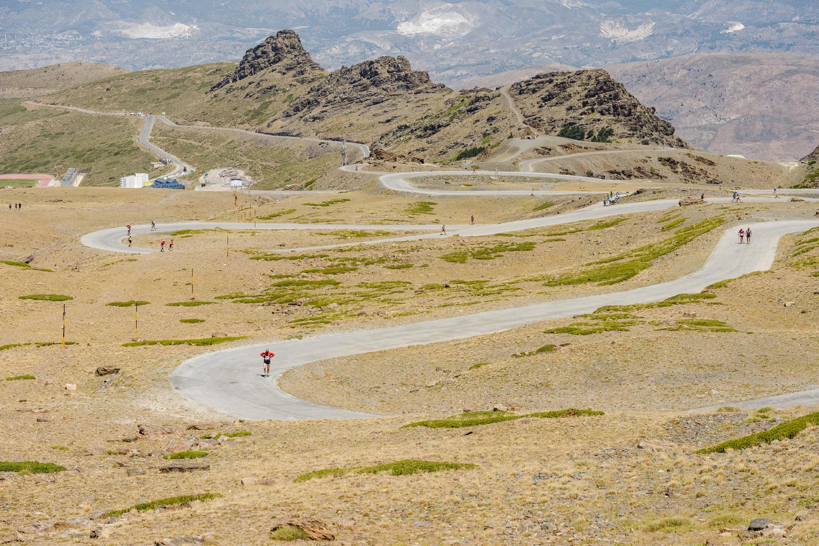 Que la Subida al Pico Veleta es dura, sí, pero tampoco podemos negar que nos regala unos paisajes por los que merece la pena un buen dolor de cuádriceps. LASTLAP