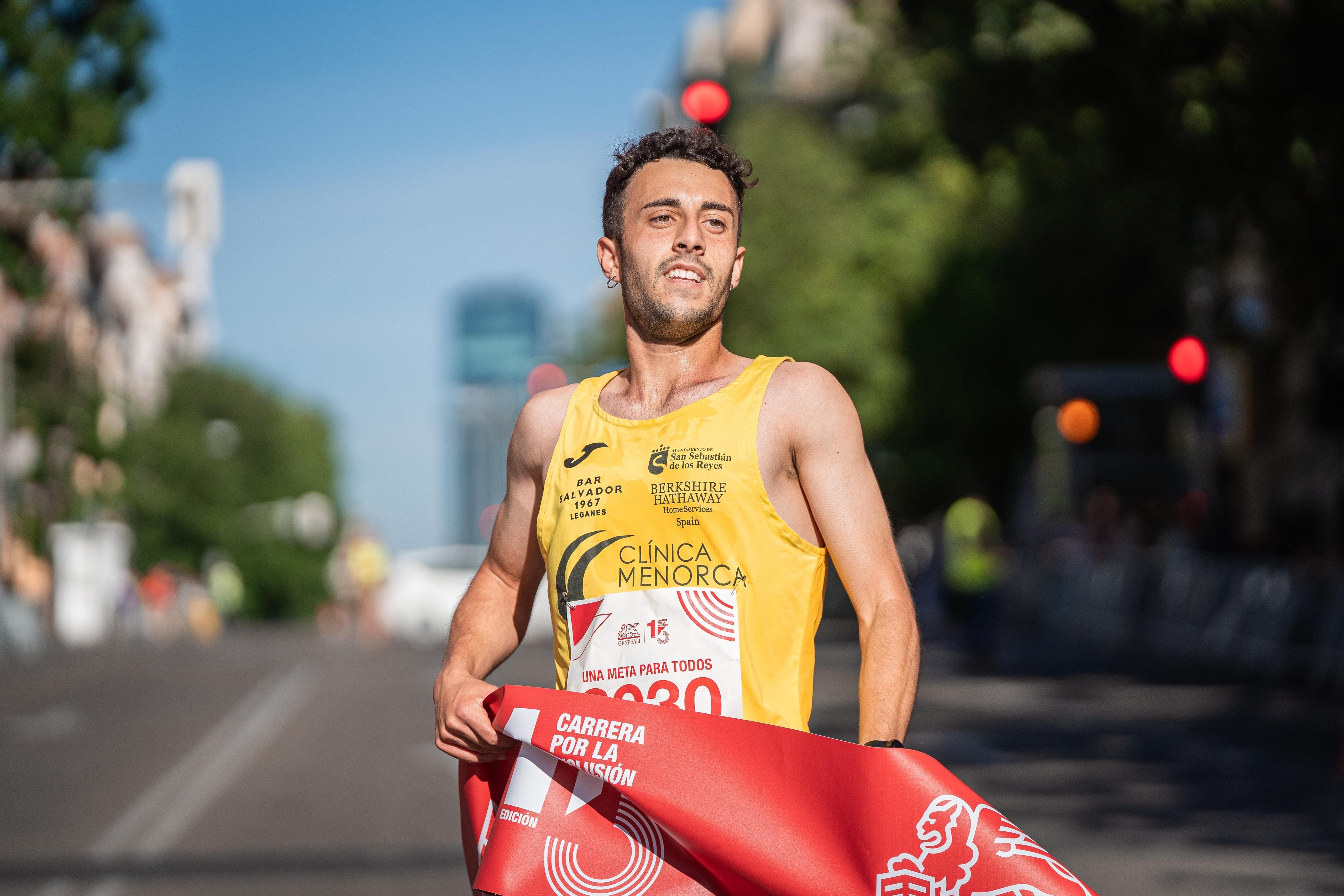 Marcos Oñate triunfando en la Carrera Generali por la Inclusión 2024.