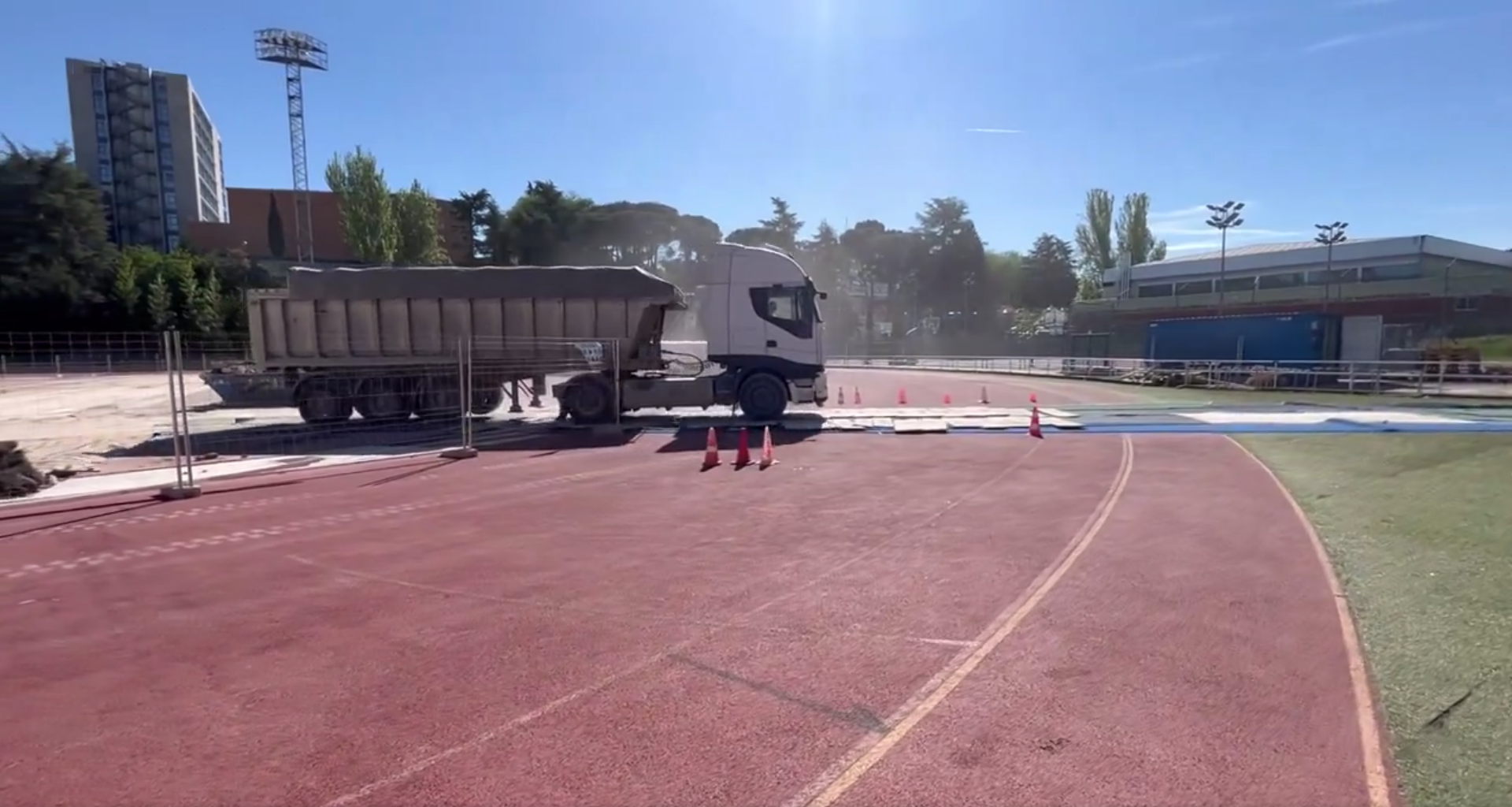 Una imagen de las obras de la pista del CAR de Madrid donde entrenan algunos atletas olímpicos españoles.