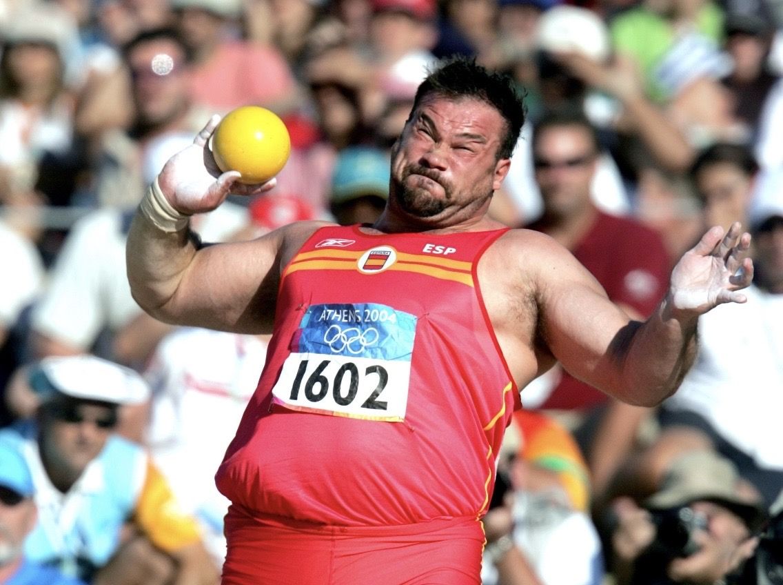 Manuel Martínez es el único lanzador español que posee una medalla olímpica; la ganó en los Juegos de Atenas 2004, en el lugar donde empezó todo.