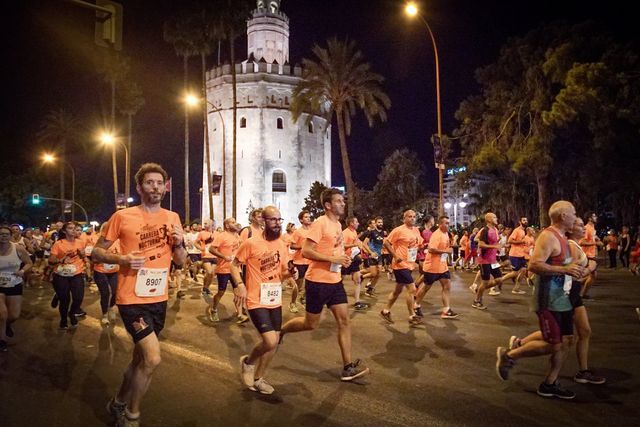 Corredores de la Nocturna del Guadalquivir al paso por la Torre del Oro