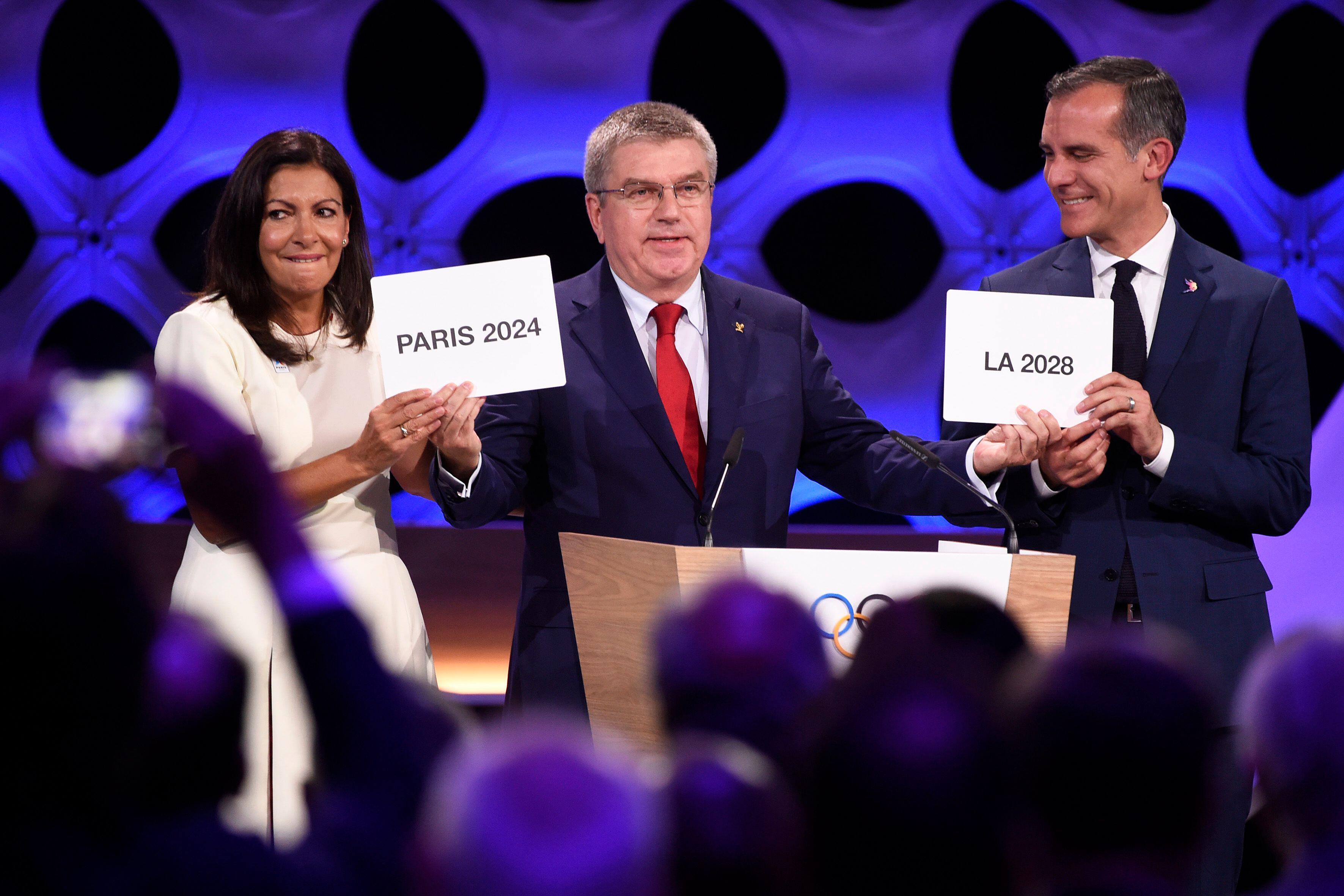 De izquierda a derecha, Anne Hidalgo (alcaldesa de París), Thomas Bach (presidente del COI) y Eric Garcetti (alcalde de Los Ángeles hasta 2022). ALAMY