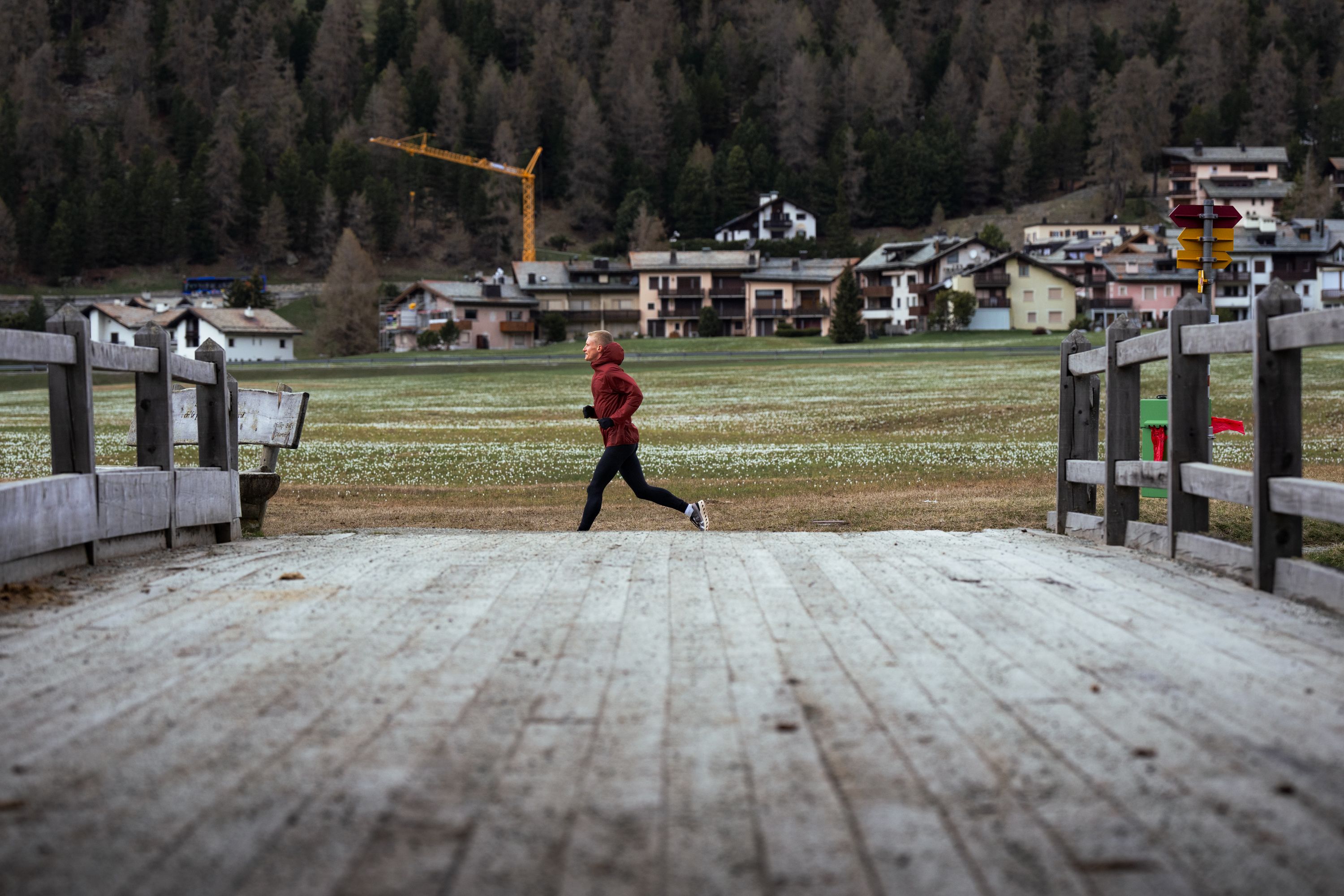 Un atleta del OAC Europa entrena en el entorno de Sankt Morizt (Suiza). LOGAN SWNEY.