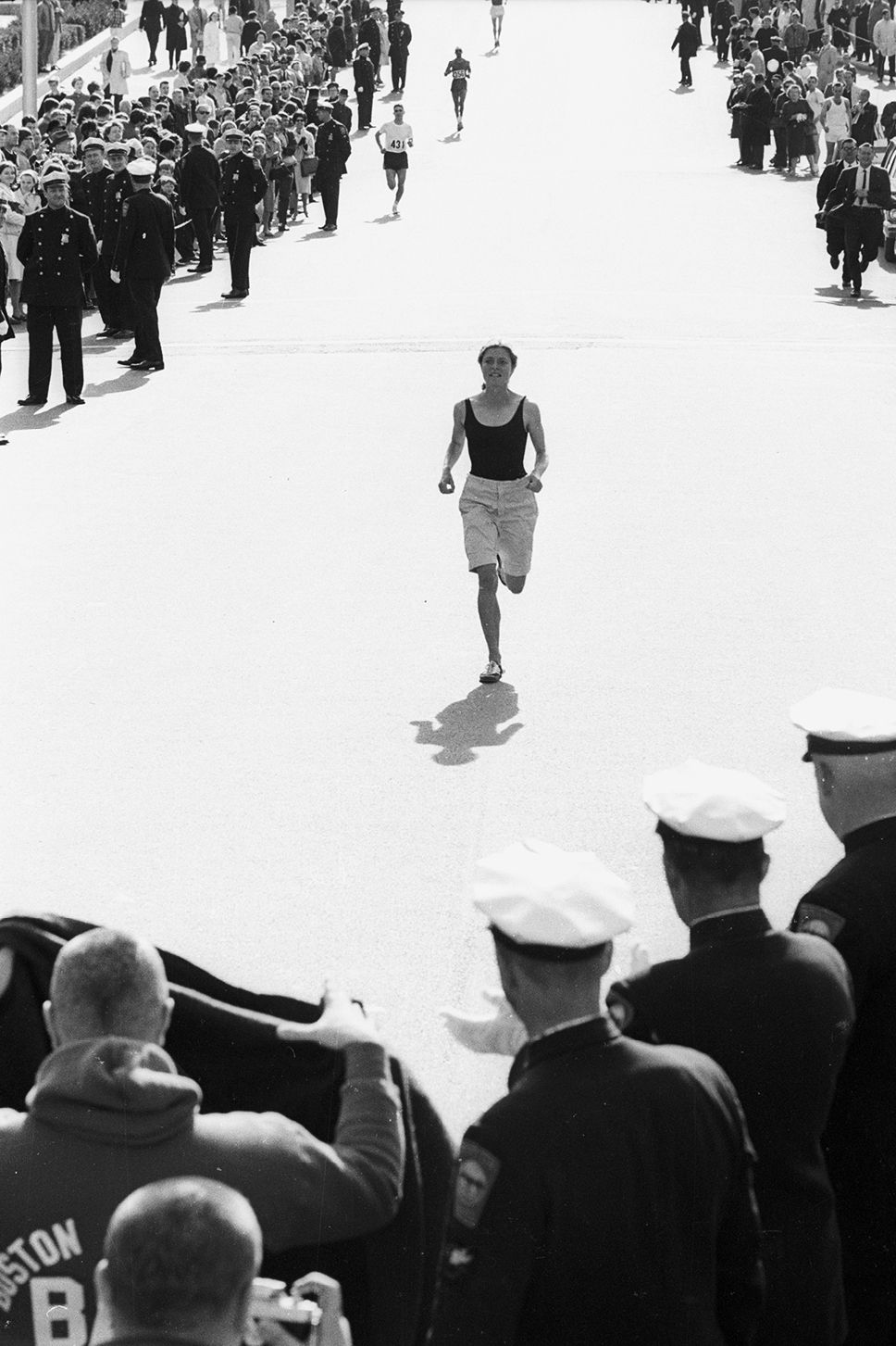 Aunque Kathrine Switzer haya gozado de mucha más fama, Bobbi Gibb ganó los maratones de Boston de los años 1966, 1967 y 1968. En 1967, cuando Switzer protagonizó una de las fotos más mediáticas de la historia del deporte, Gibb llegó a meta casi una hora antes que ella. Aunque Kathrine Switzer haya gozado de mucha más fama, Bobbi Gibb ganó los maratones de Boston de los años 1966, 1967 y 1968. En 1967, cuando Switzer protagonizó una de las fotos más mediáticas de la historia del deporte, Gibb llegó a meta casi una hora antes que ella.